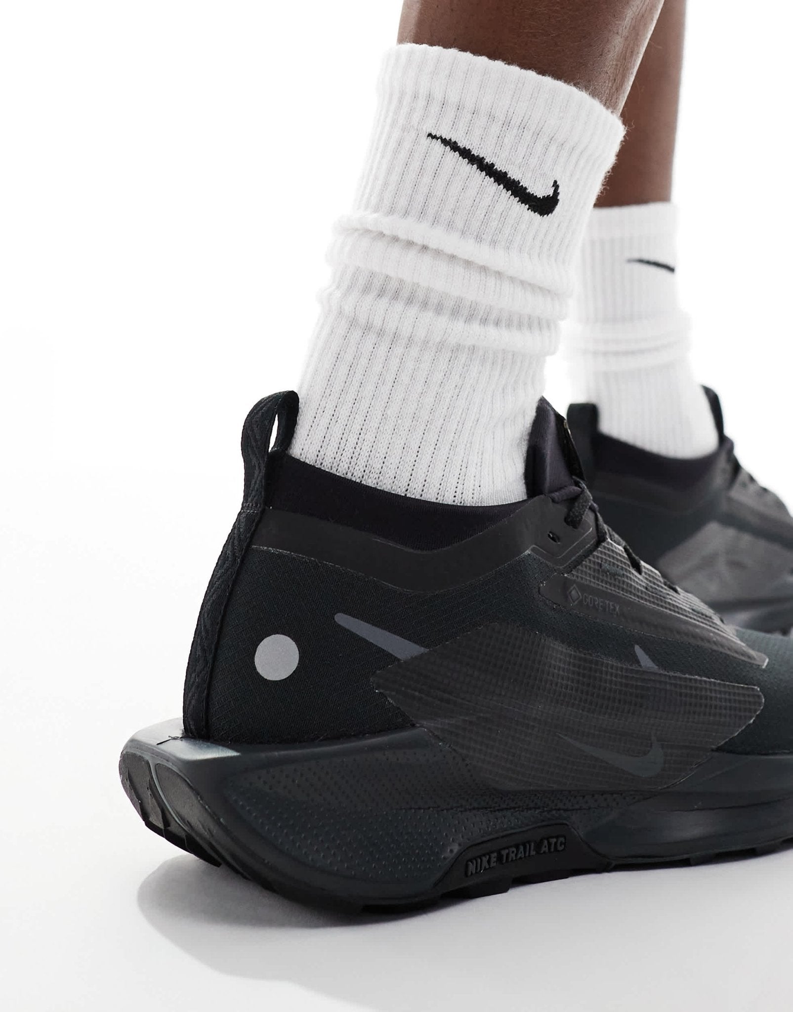 Nike Running ReactX Pegasus Trail 5 Gore - Tex trainers in black - ASOS Sample Sale
