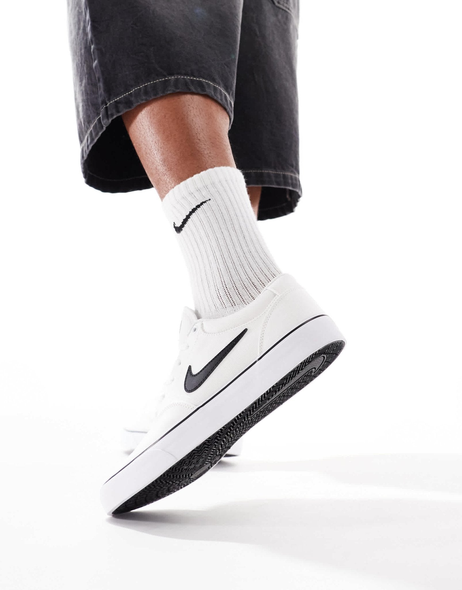 Nike SB Chron 2 trainers in white - ASOS Sample Sale