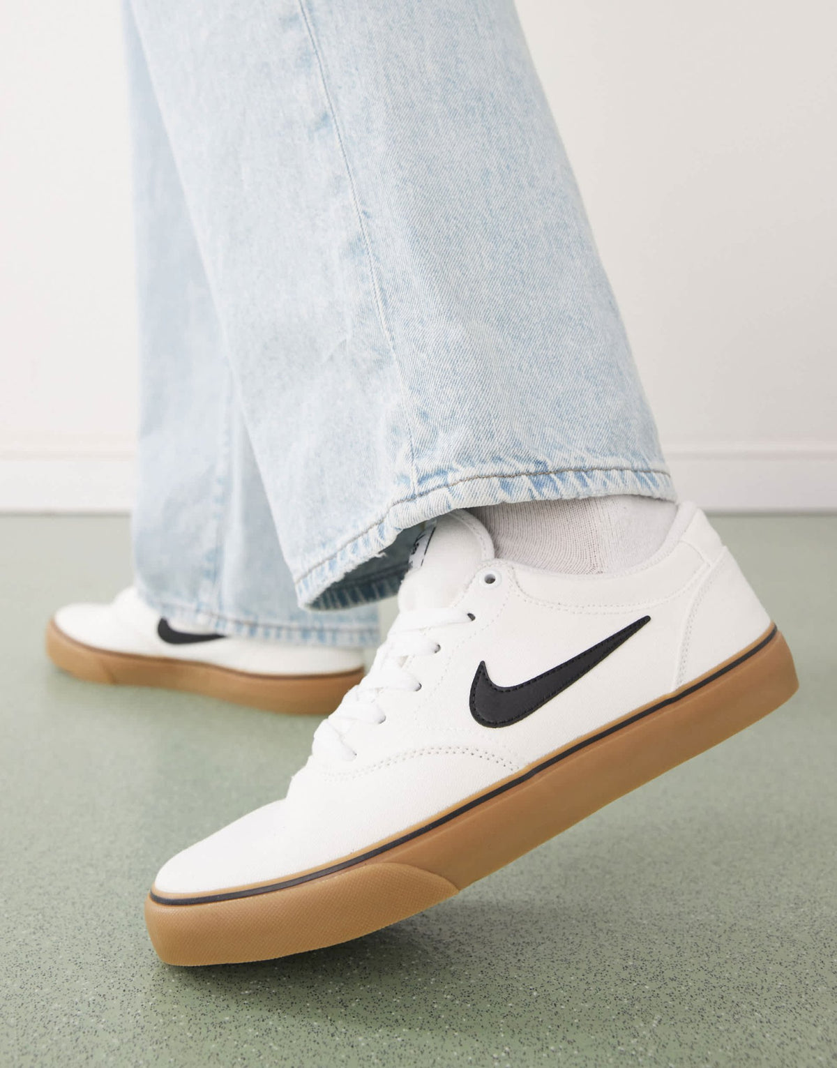 Nike SB Chron 2 trainers in white with brown gum sole - ASOS Sample Sale