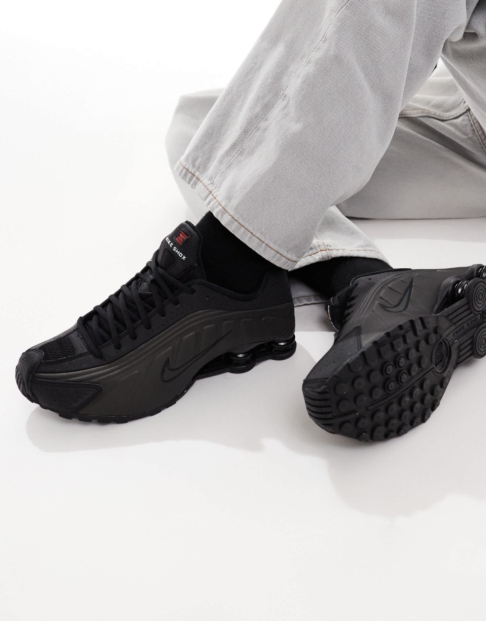 Nike Shox R4 trainers in black - ASOS Sample Sale