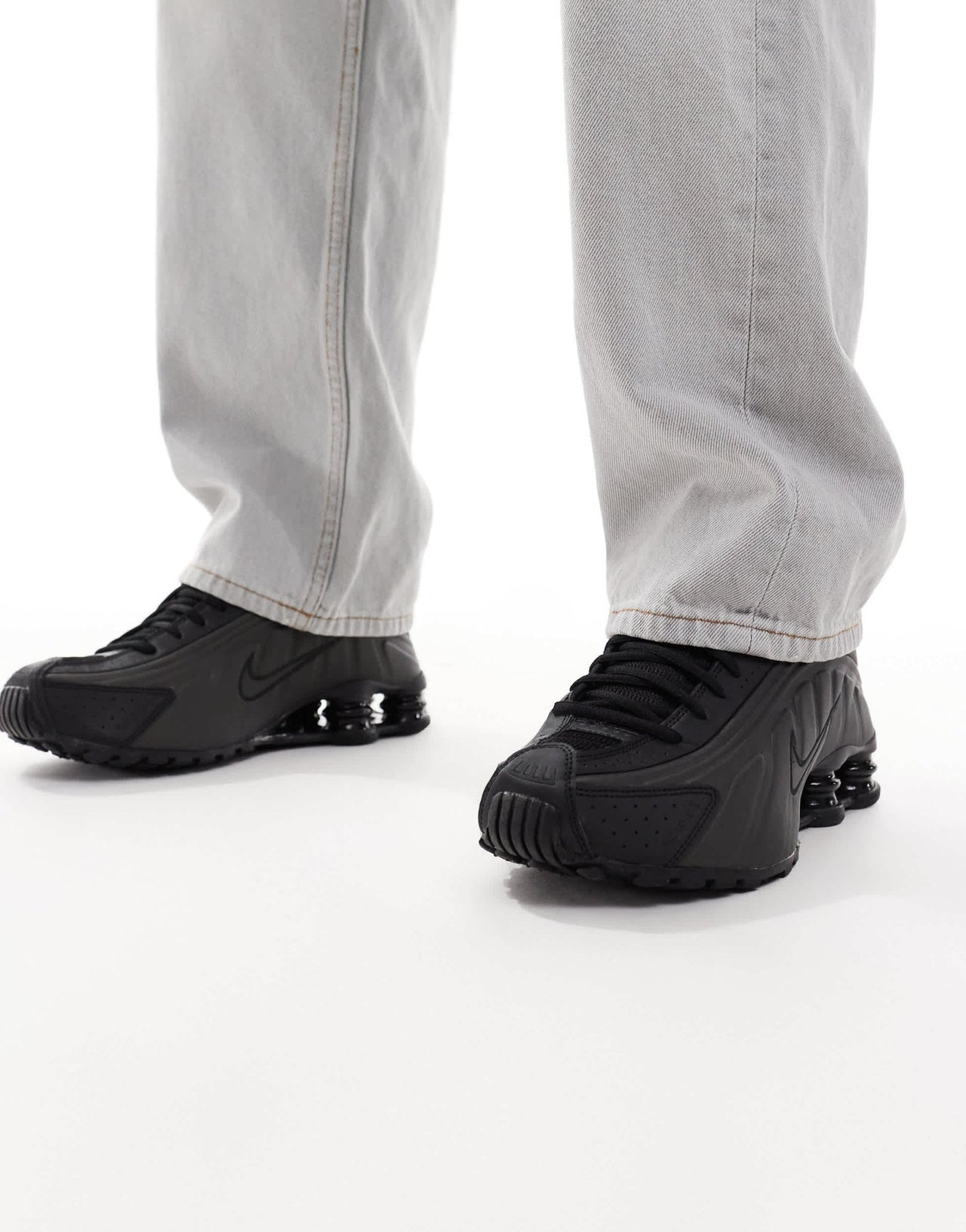 Nike Shox R4 trainers in black - ASOS Sample Sale