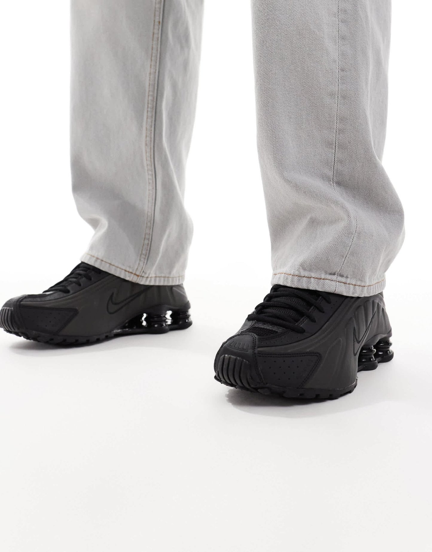 Nike Shox R4 trainers in black - ASOS Sample Sale