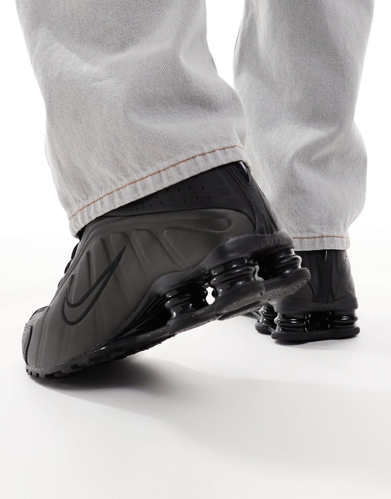 Nike Shox R4 trainers in black - ASOS Sample Sale