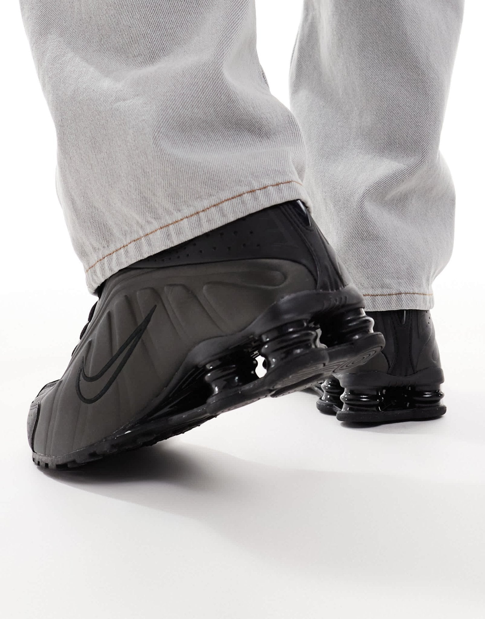 Nike Shox R4 trainers in black - ASOS Sample Sale