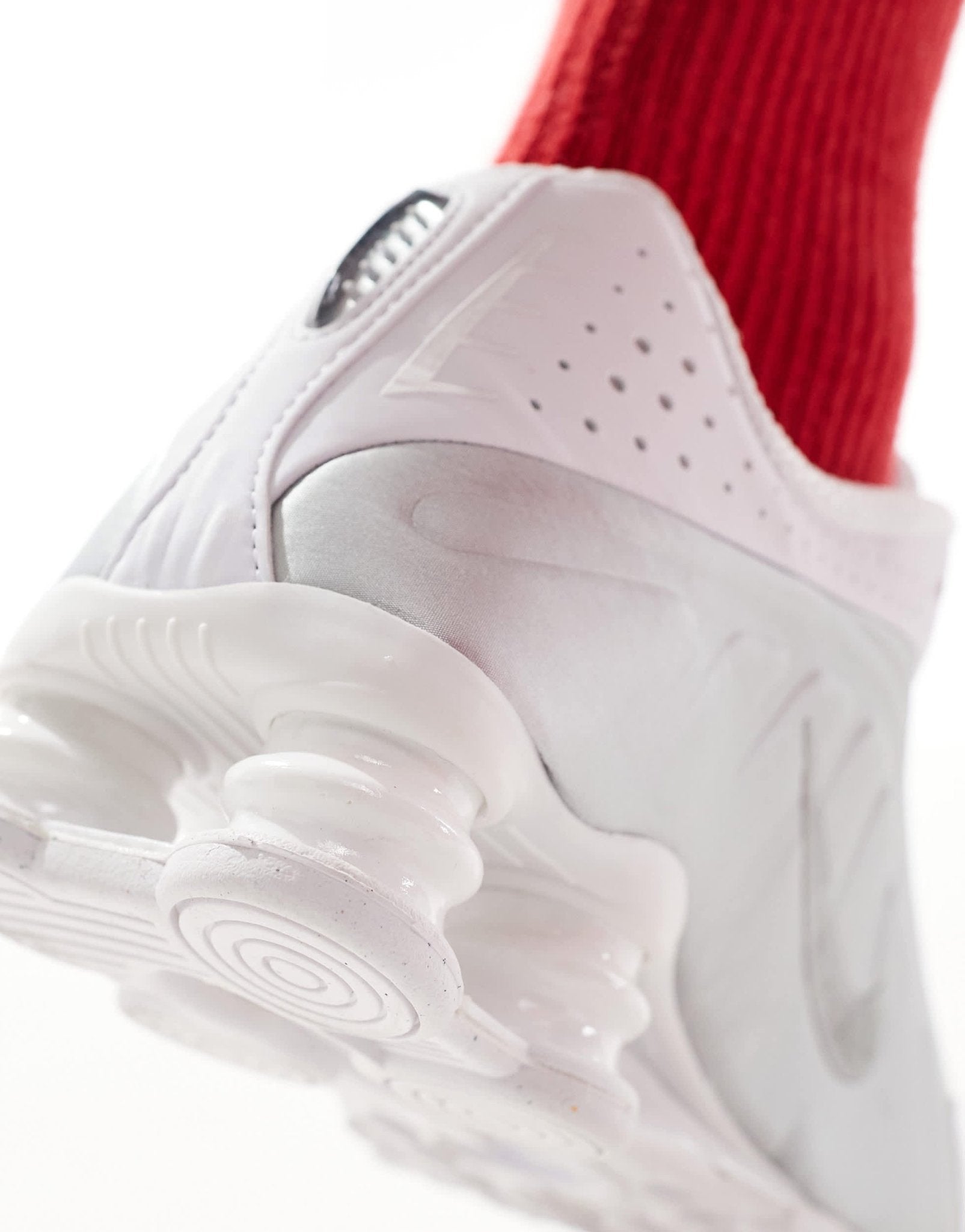 Nike Shox R4 trainers in white and metallic silver - ASOS Sample Sale