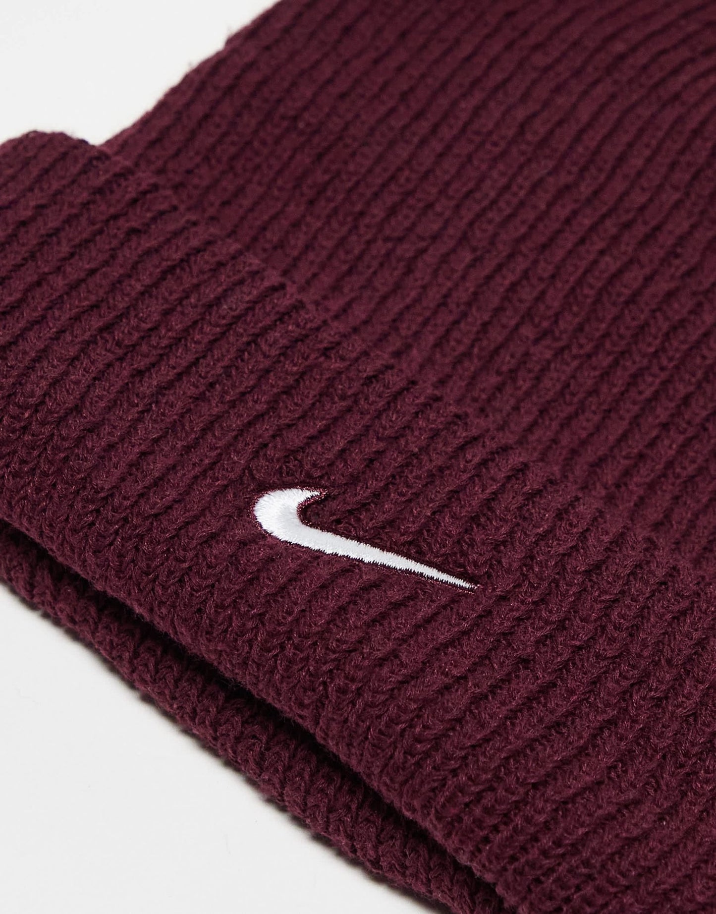 Nike Swoosh beanie in burgundy - ASOS Sample Sale