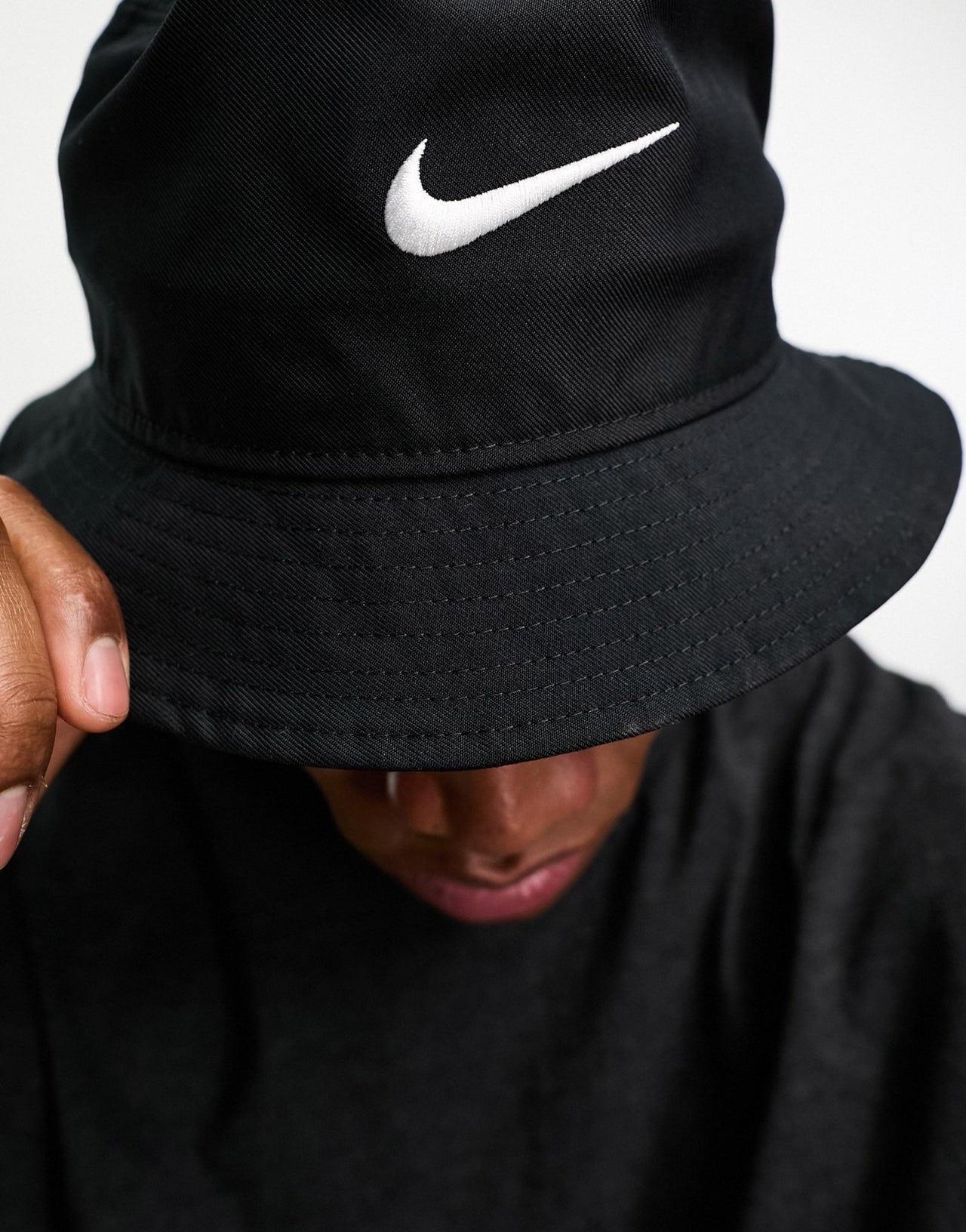 Nike Swoosh bucket hat in black - ASOS Sample Sale
