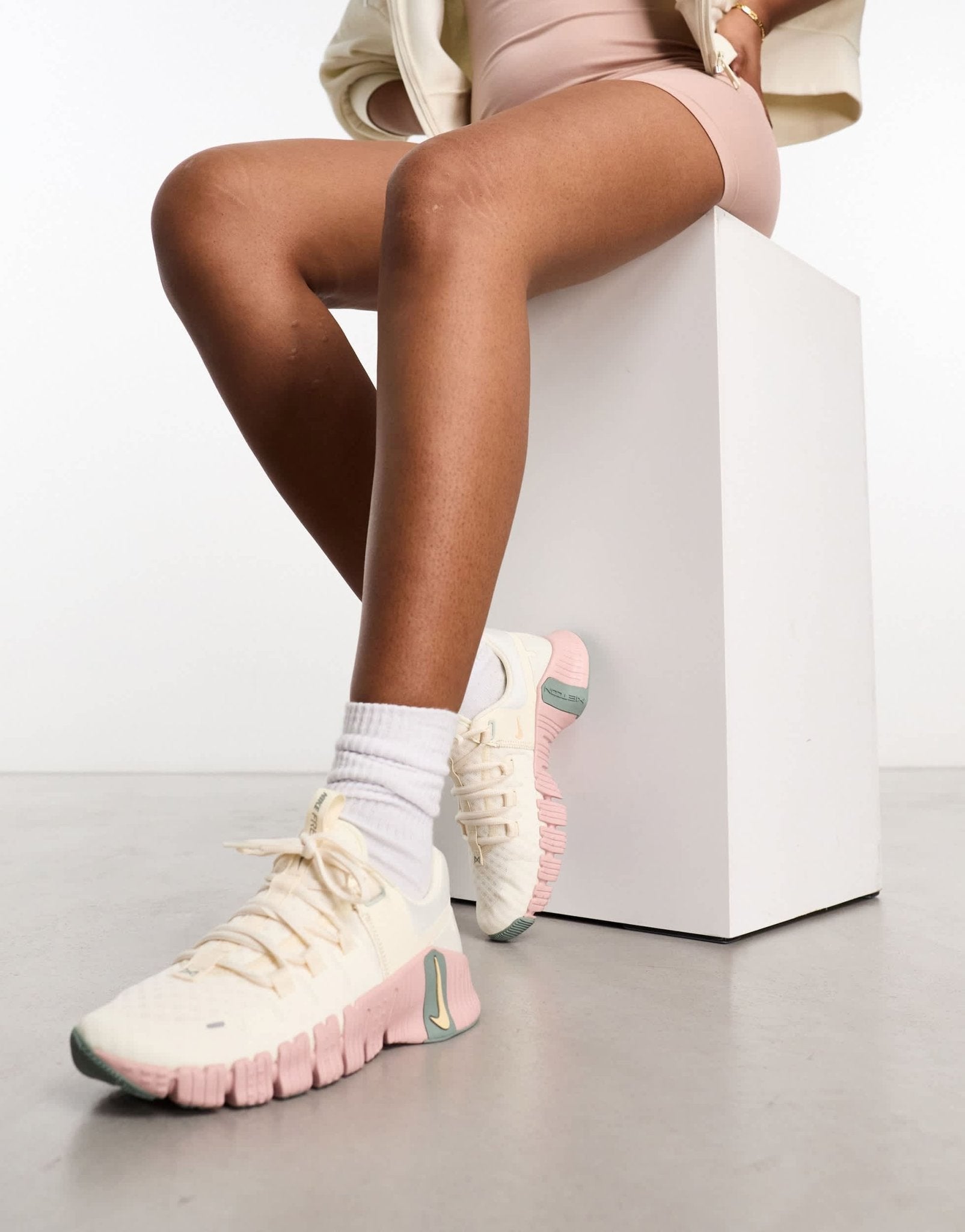 Nike Training Free Metcon 5 trainers in off white and peach - ASOS Sample Sale