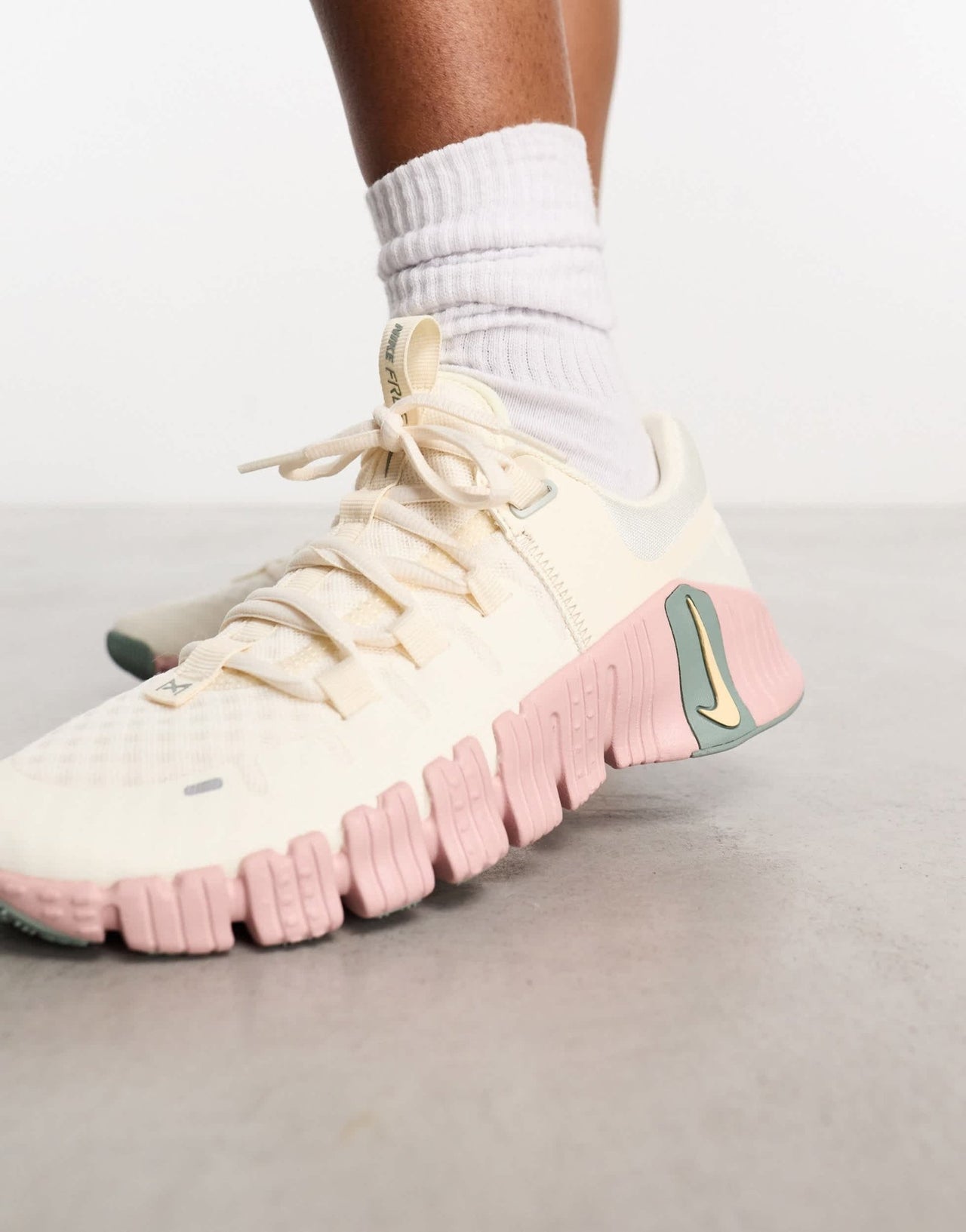 Nike Training Free Metcon 5 trainers in off white and peach - ASOS Sample Sale