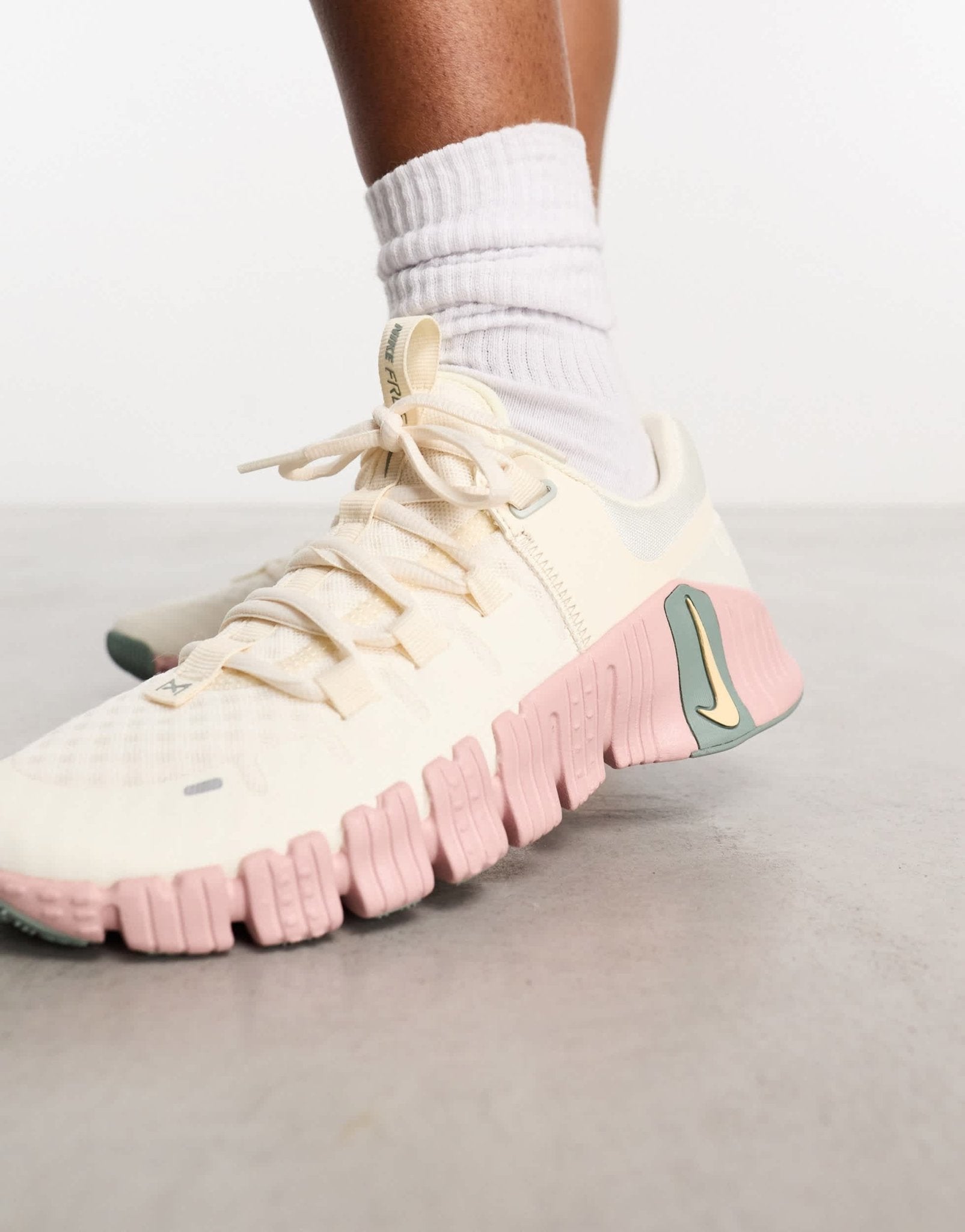Nike Training Free Metcon 5 trainers in off white and peach - ASOS Sample Sale