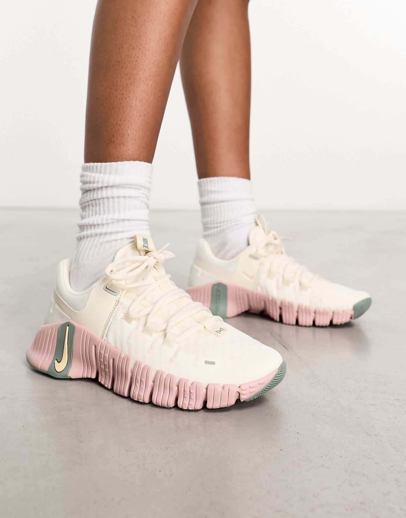 Nike Training Free Metcon 5 trainers in off white and peach - ASOS Sample Sale