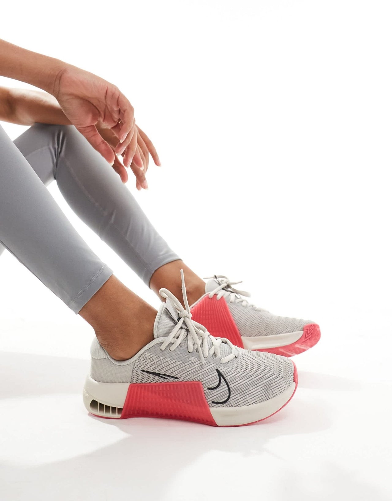 Nike Training Metcon 9 trainers in light grey and pink - ASOS Sample Sale