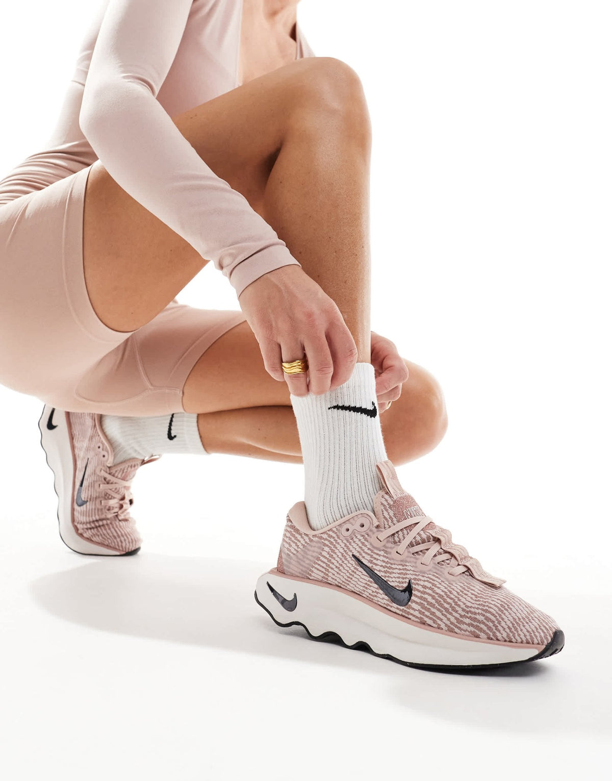 Nike Training Motiva premium trainers in pink - ASOS Sample Sale