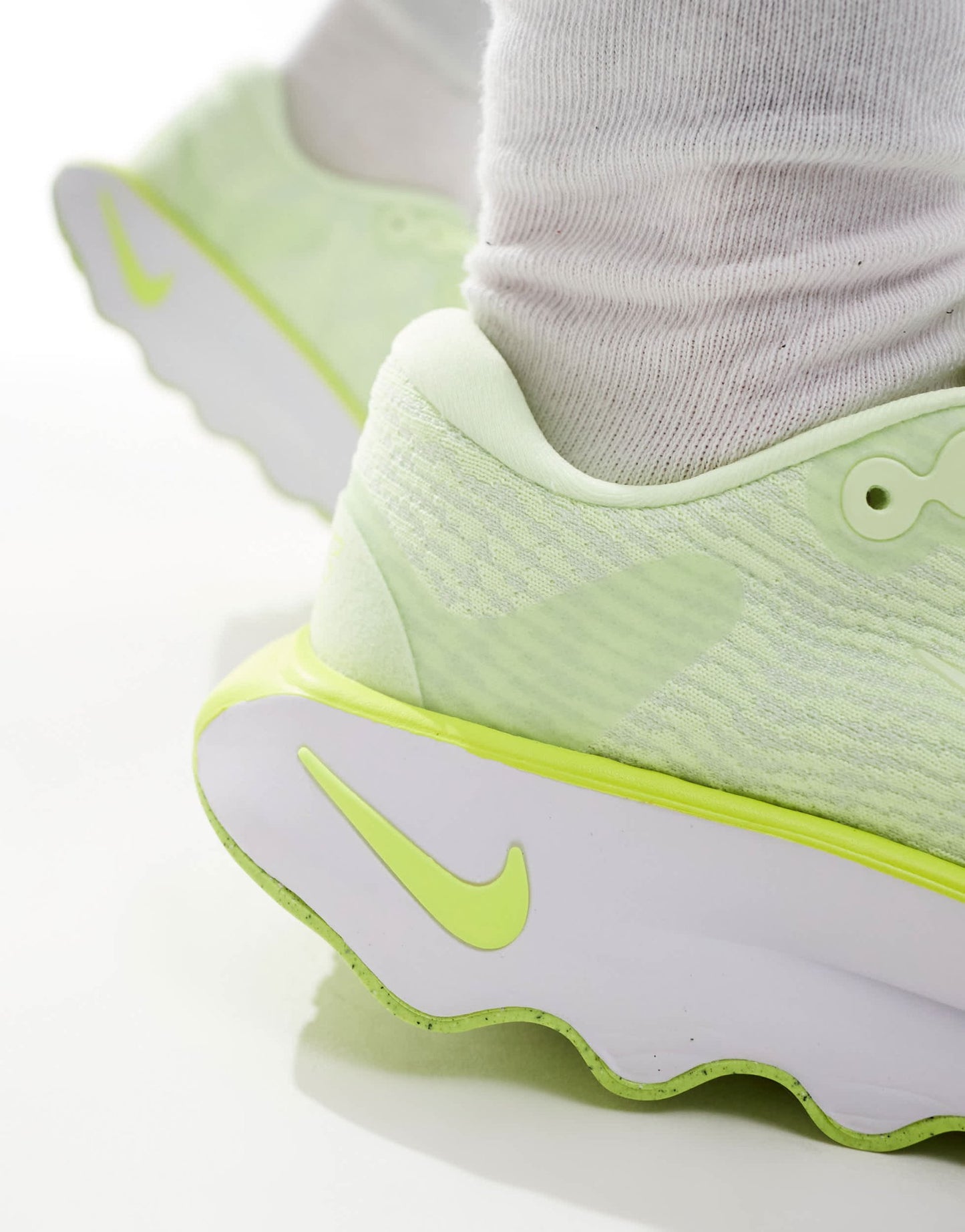 Nike Training Motiva trainers in lime green and white - ASOS Sample Sale