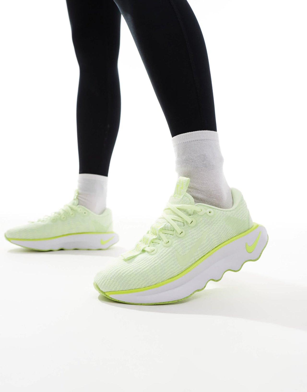 Nike Training Motiva trainers in lime green and white - ASOS Sample Sale