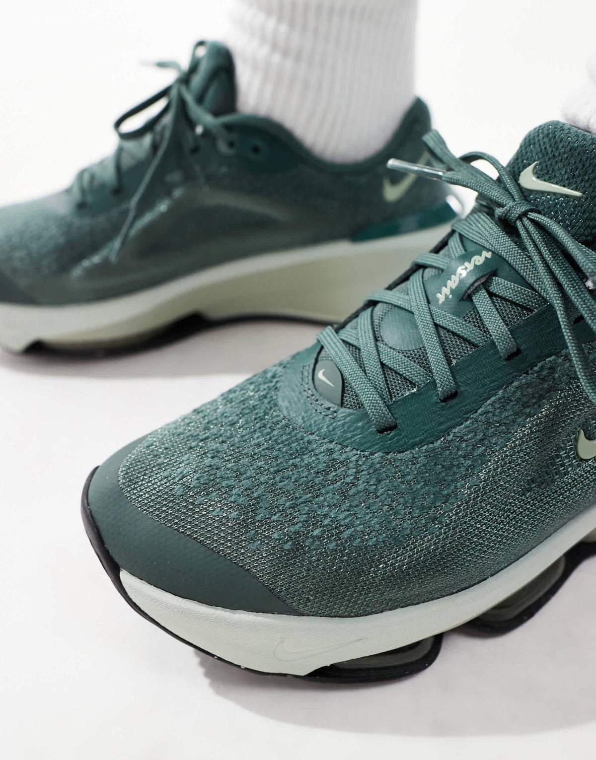 Nike Training Versair trainers in green - ASOS Sample Sale