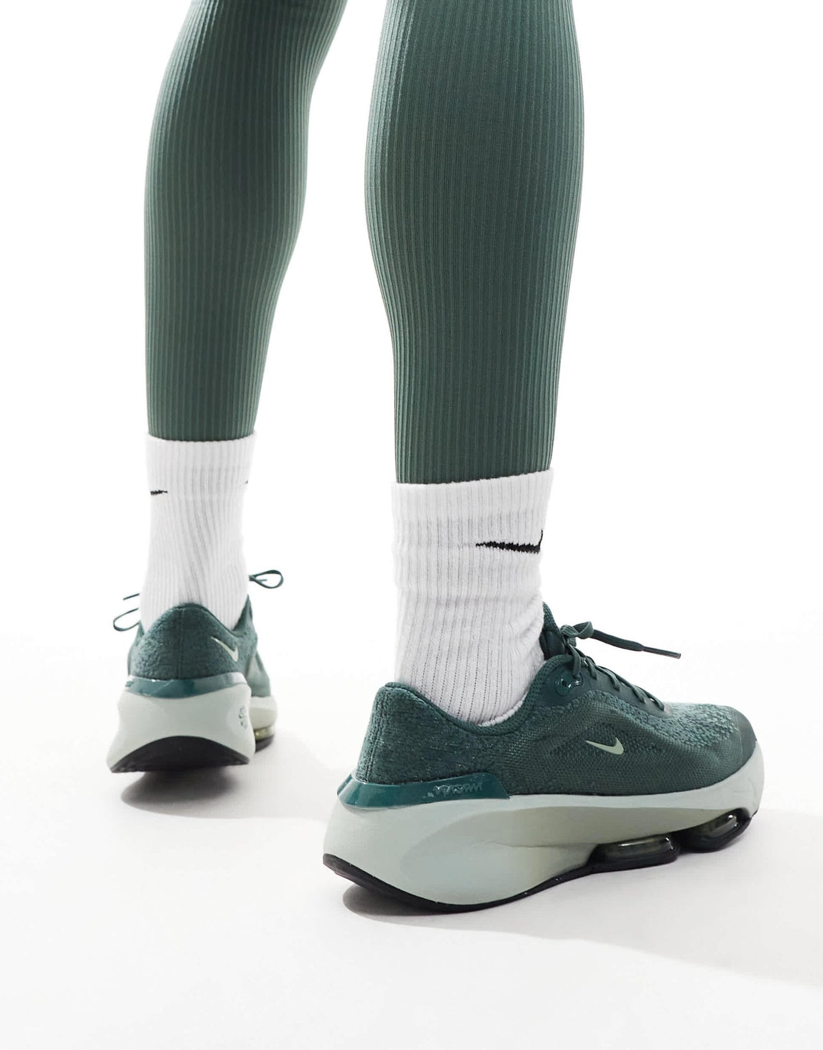 Nike Training Versair trainers in green - ASOS Sample Sale