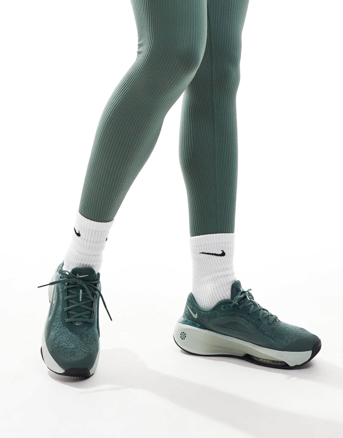 Nike Training Versair trainers in green - ASOS Sample Sale
