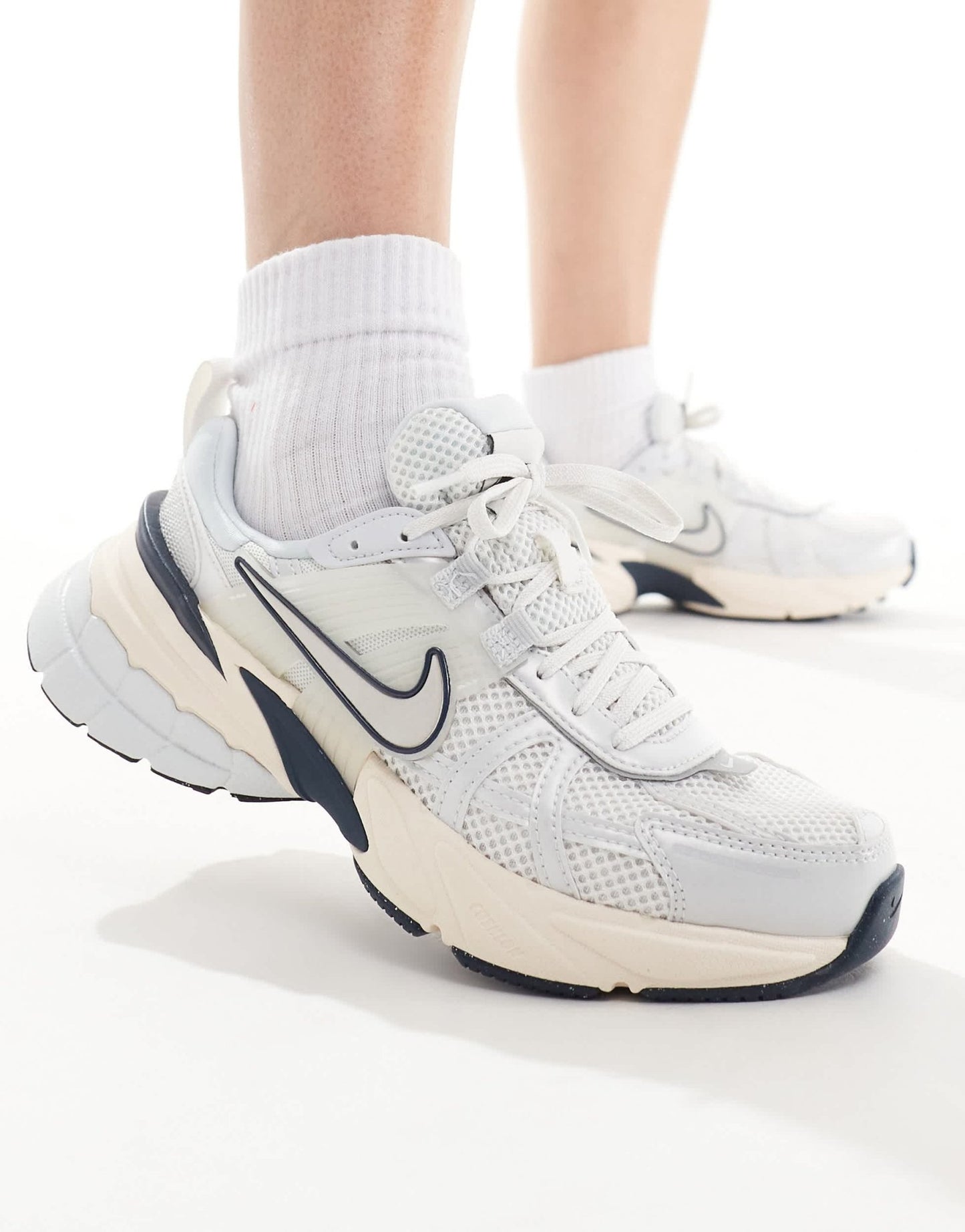 Nike V2K Run trainers in white and navy - ASOS Sample Sale
