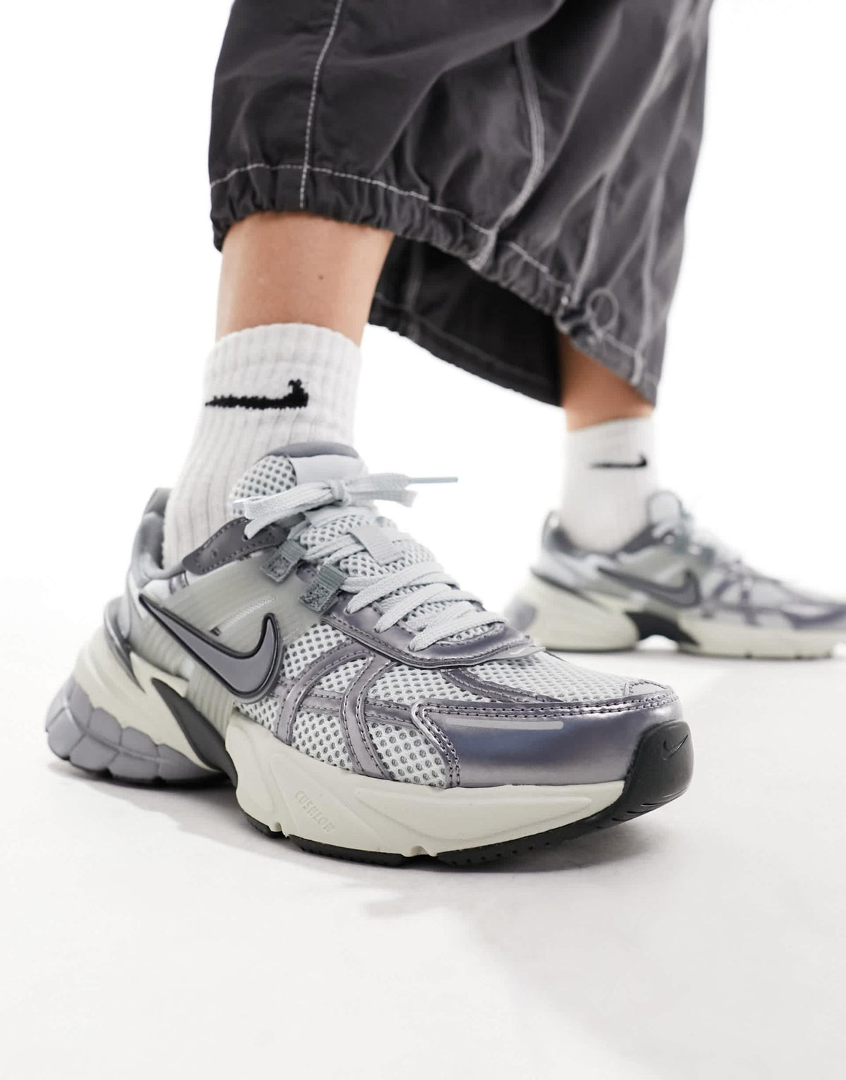 Nike V2K Run unisex trainers in platinum grey and silver - ASOS Sample Sale