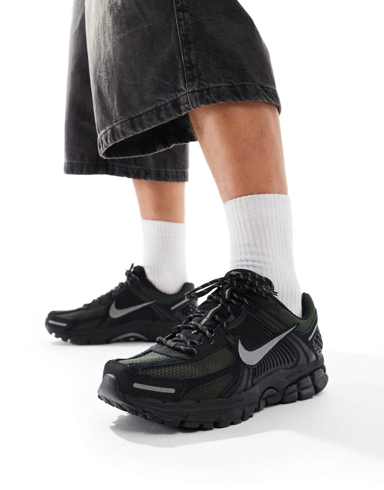 Nike Zoom Vomero 5 trainers in triple black - ASOS Sample Sale