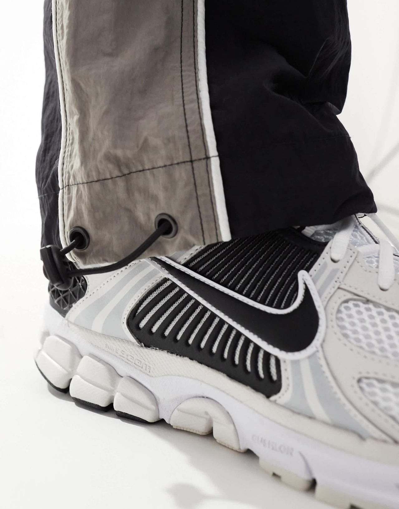 Nike Zoom Vomero 5 trainers in white and black - ASOS Sample Sale