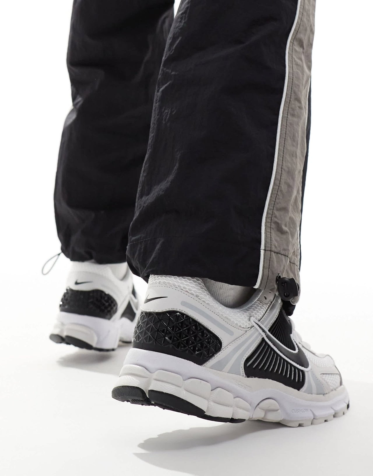 Nike Zoom Vomero 5 trainers in white and black - ASOS Sample Sale
