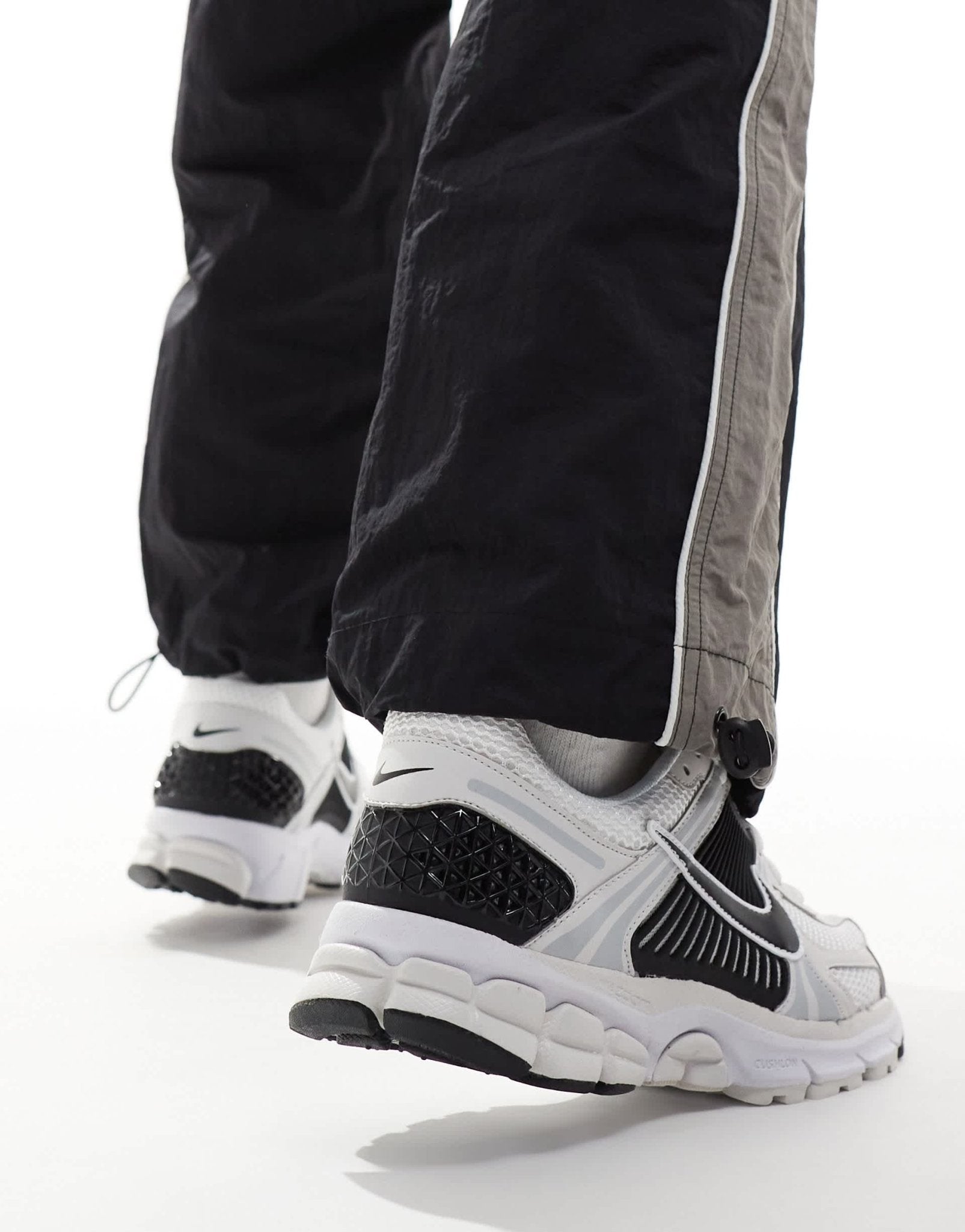 Nike Zoom Vomero 5 trainers in white and black - ASOS Sample Sale