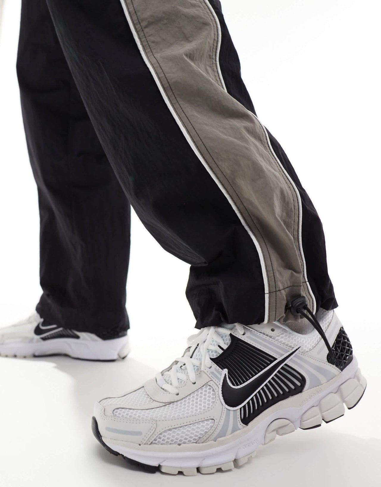 Nike Zoom Vomero 5 trainers in white and black - ASOS Sample Sale