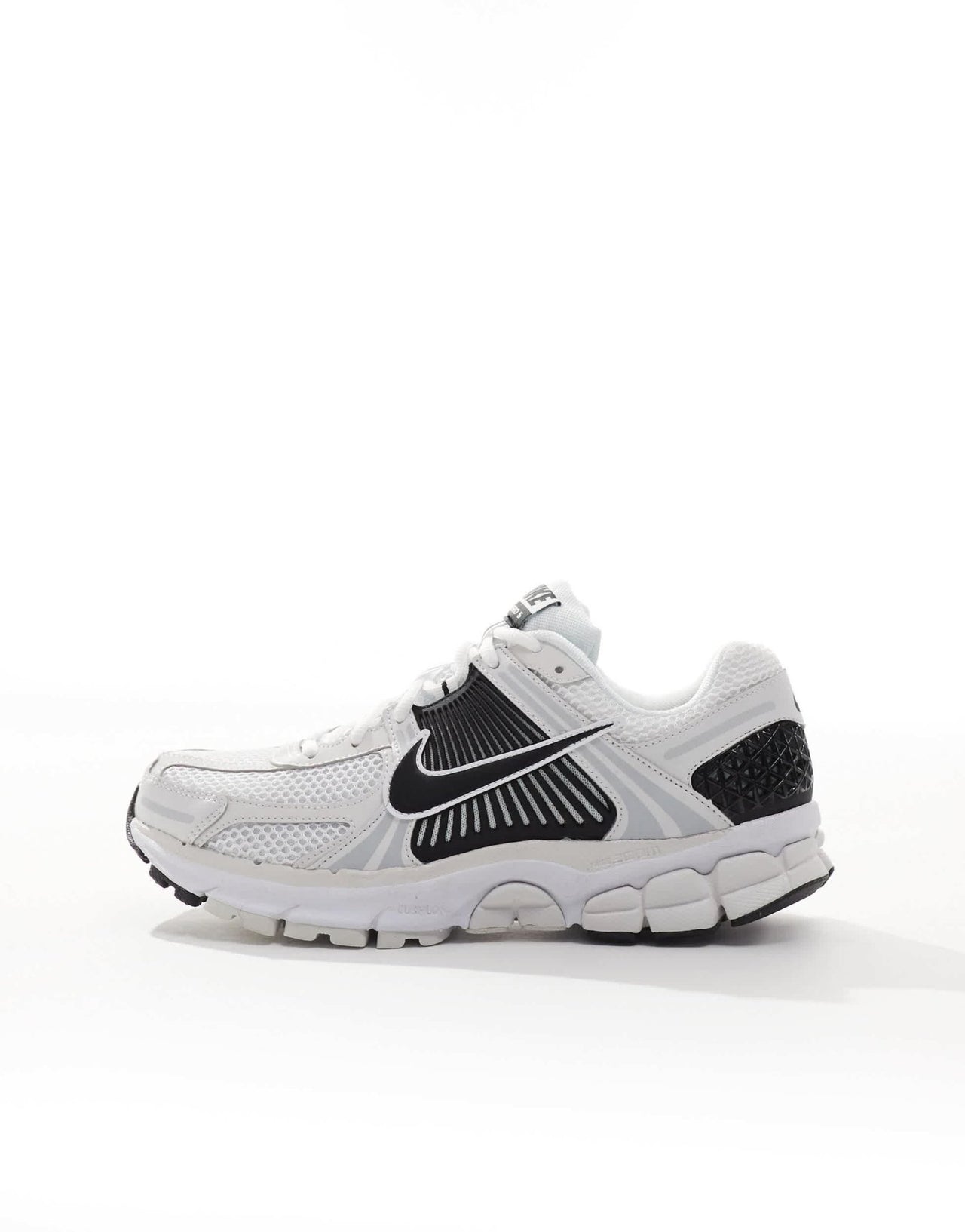 Nike Zoom Vomero 5 trainers in white and black - ASOS Sample Sale