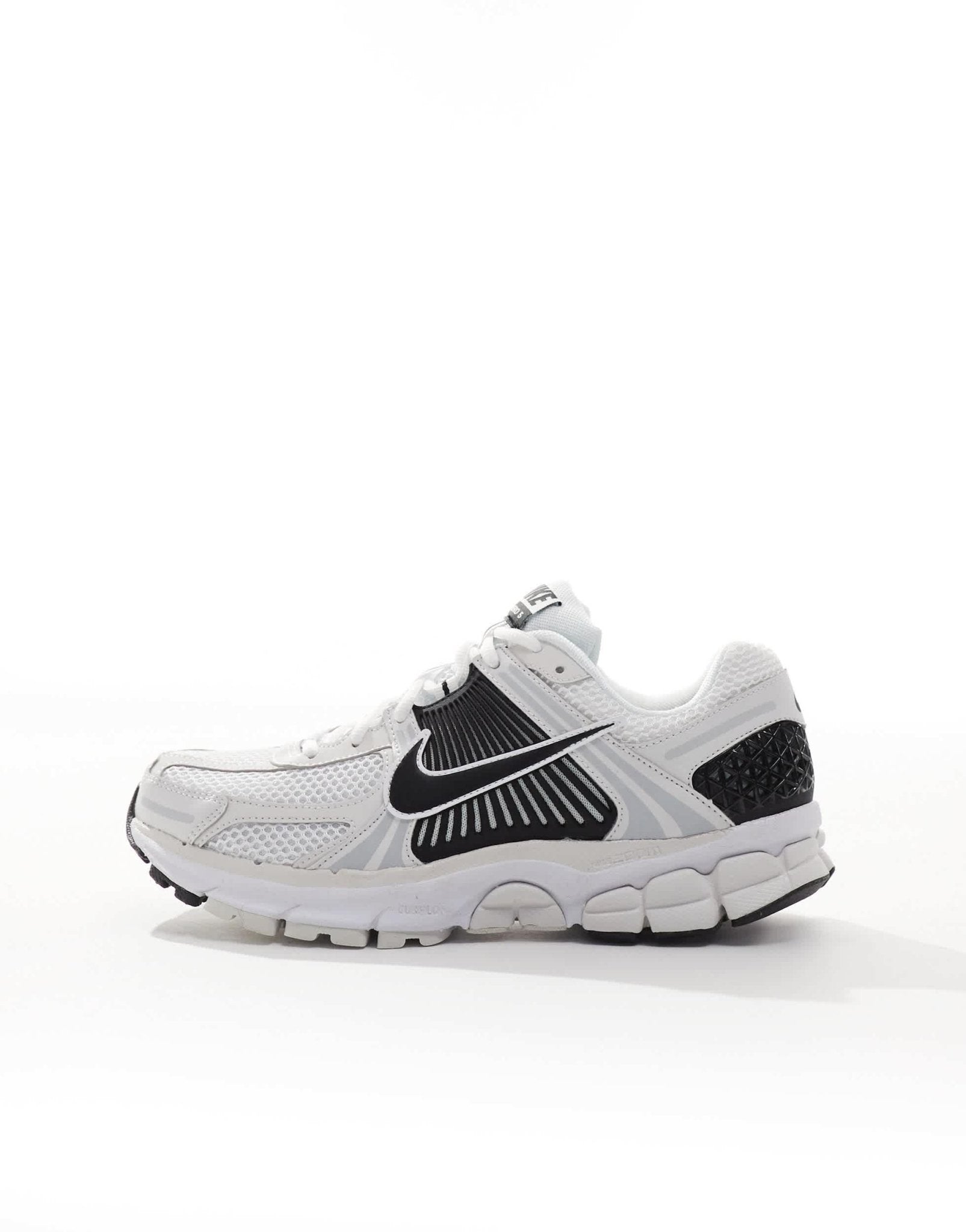 Nike Zoom Vomero 5 trainers in white and black - ASOS Sample Sale
