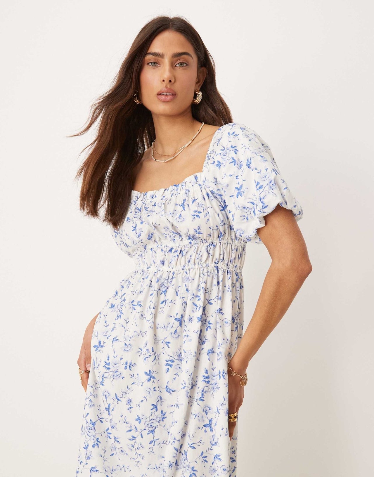 Nobody's Child Kurtis shirred bodice midi dress in blue and white floral - ASOS Sample Sale