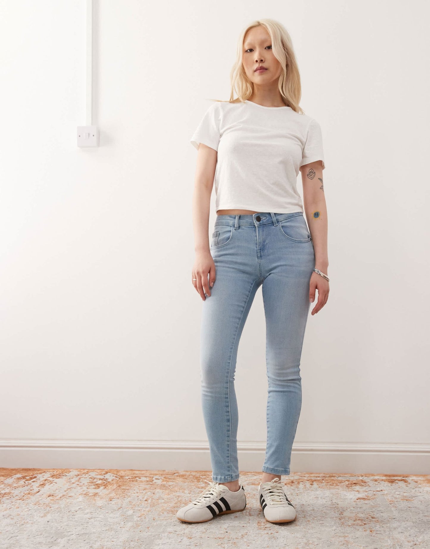 Noisy May Petite Jen push up jeans in light blue wash - ASOS Sample Sale
