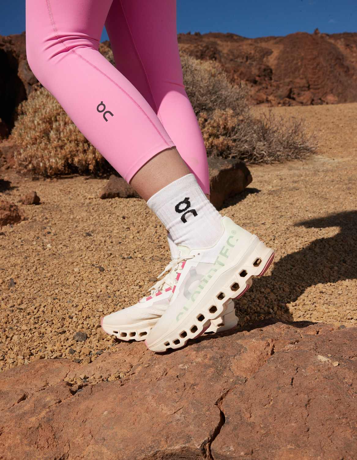 ON Cloudmonster running trainers in white and lime green - ASOS Sample Sale