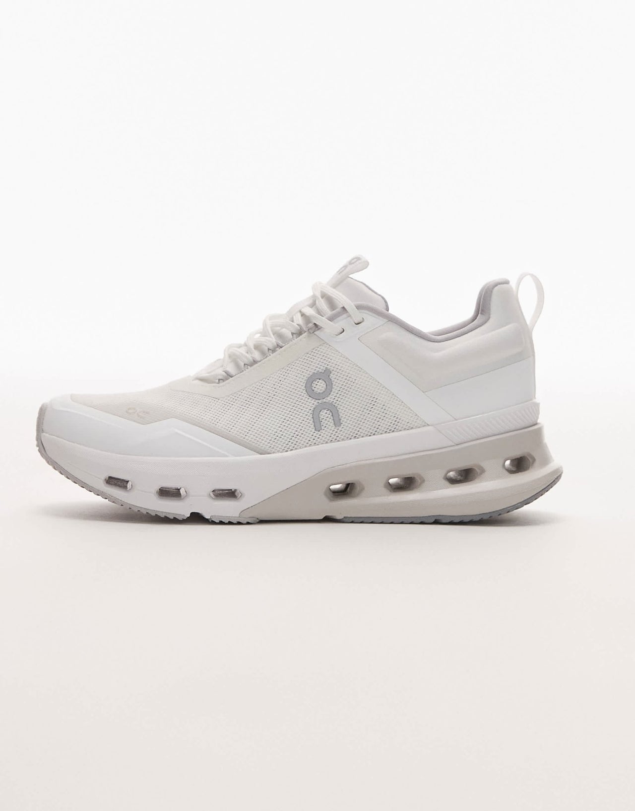 ON Cloudnova X training trainers in white - ASOS Sample Sale