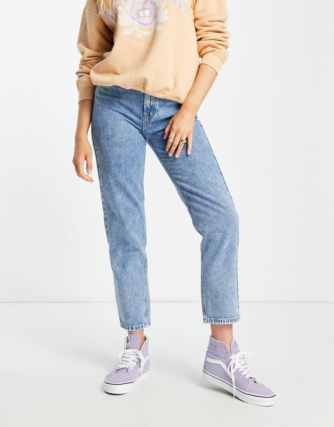 Pull&Bear basic mom jean in medium blue - ASOS Sample Sale