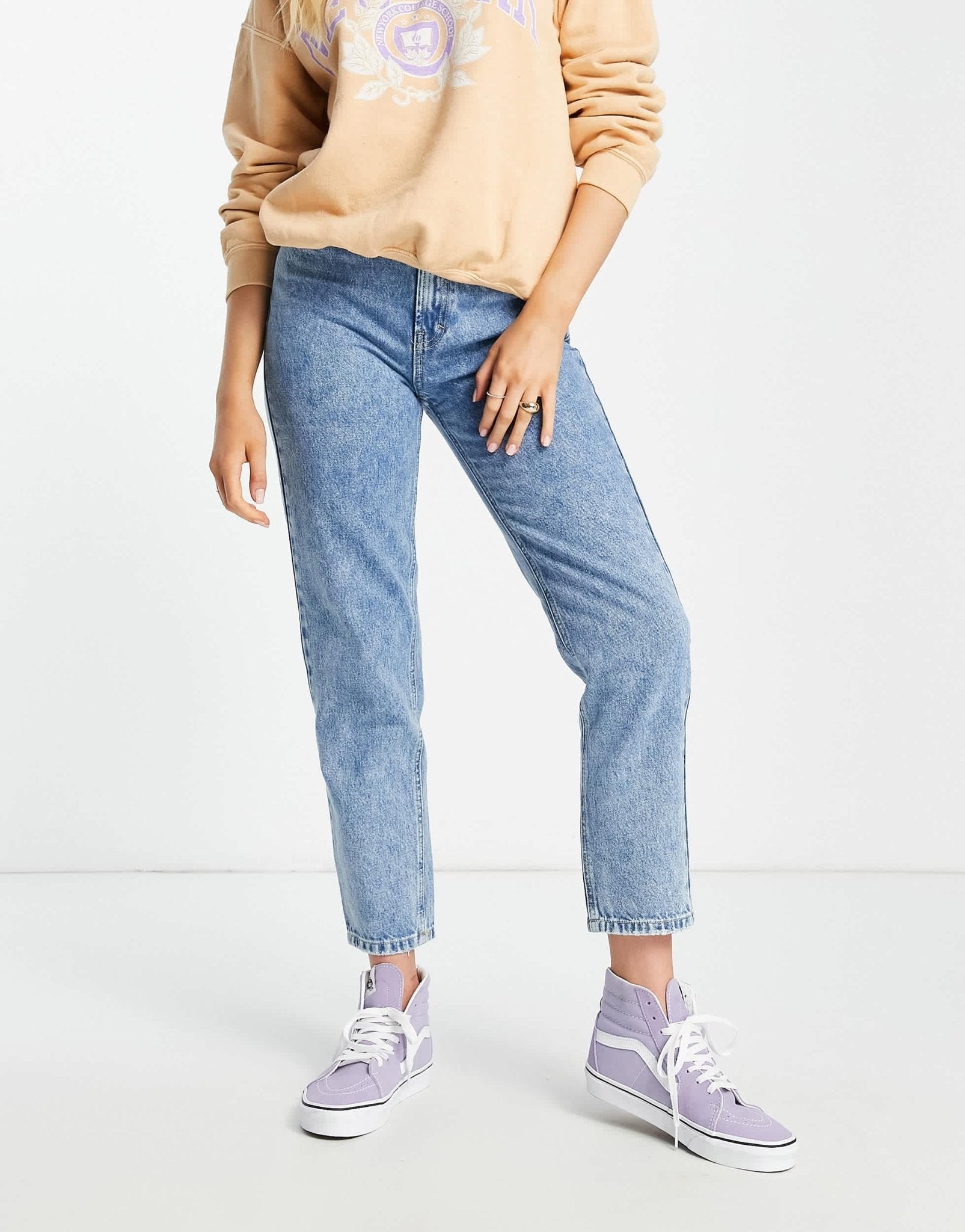 Pull&Bear basic mom jean in medium blue - ASOS Sample Sale