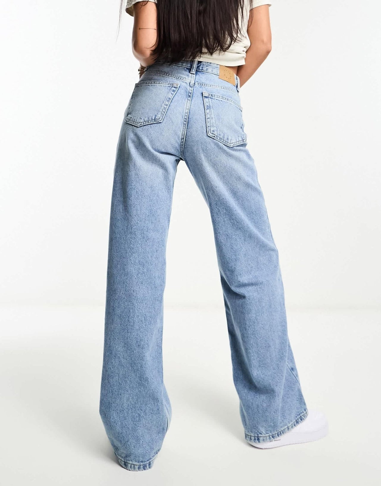 Pull&Bear high rise wide leg jean in medium blue - ASOS Sample Sale