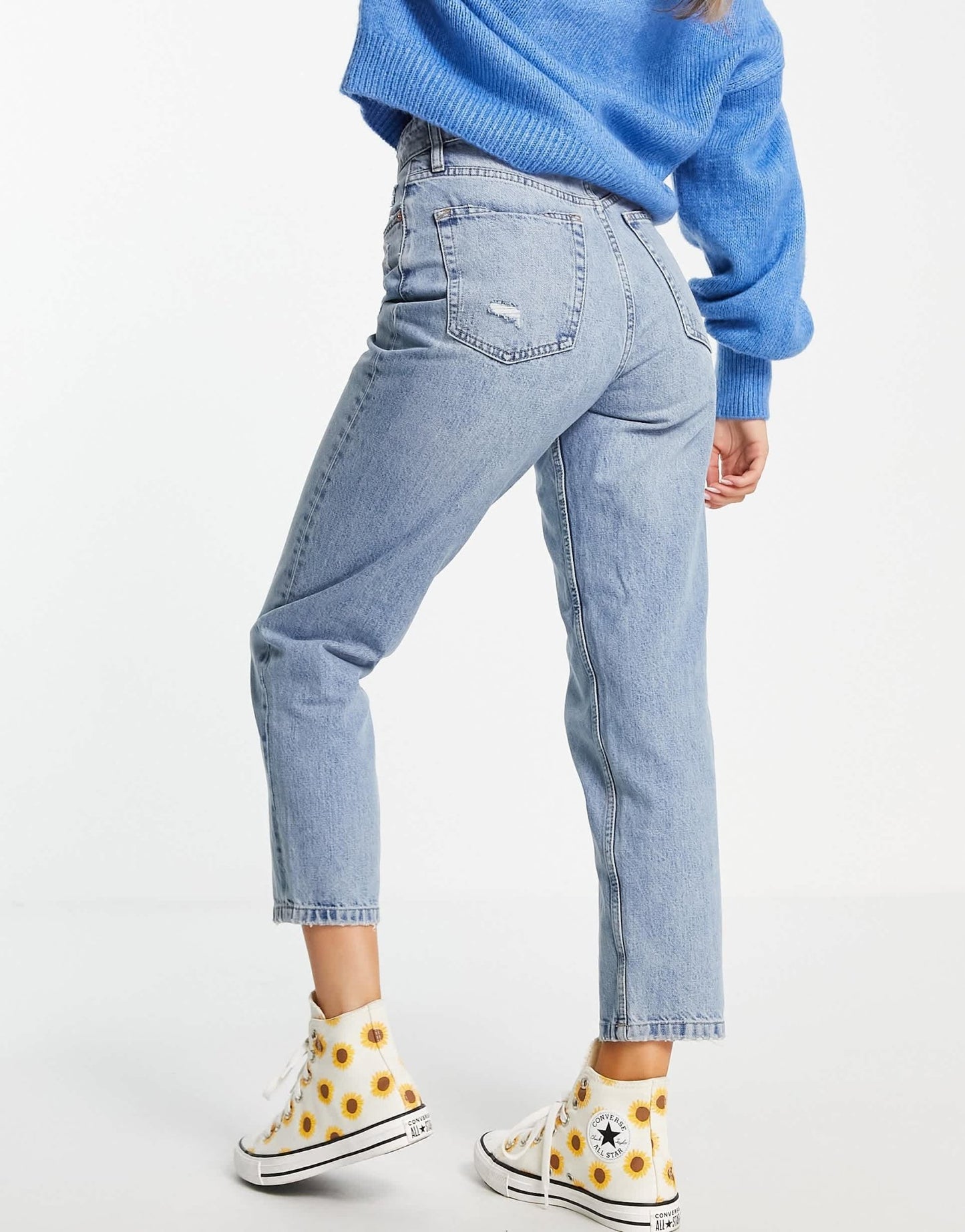 Pull&Bear high waisted mom jeans with hidden button front fastening in washed blue - ASOS Sample Sale