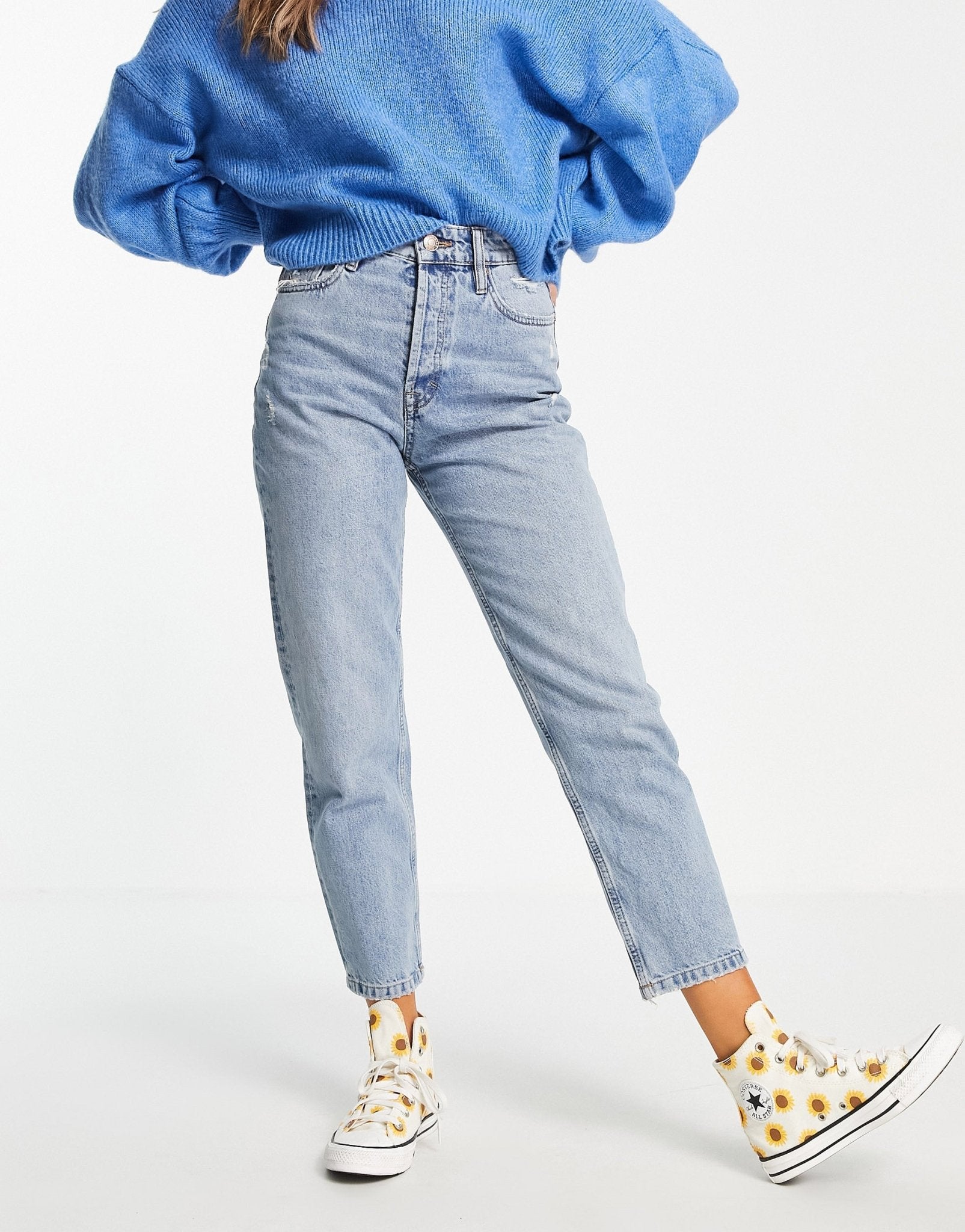 Pull&Bear high waisted mom jeans with hidden button front fastening in washed blue - ASOS Sample Sale