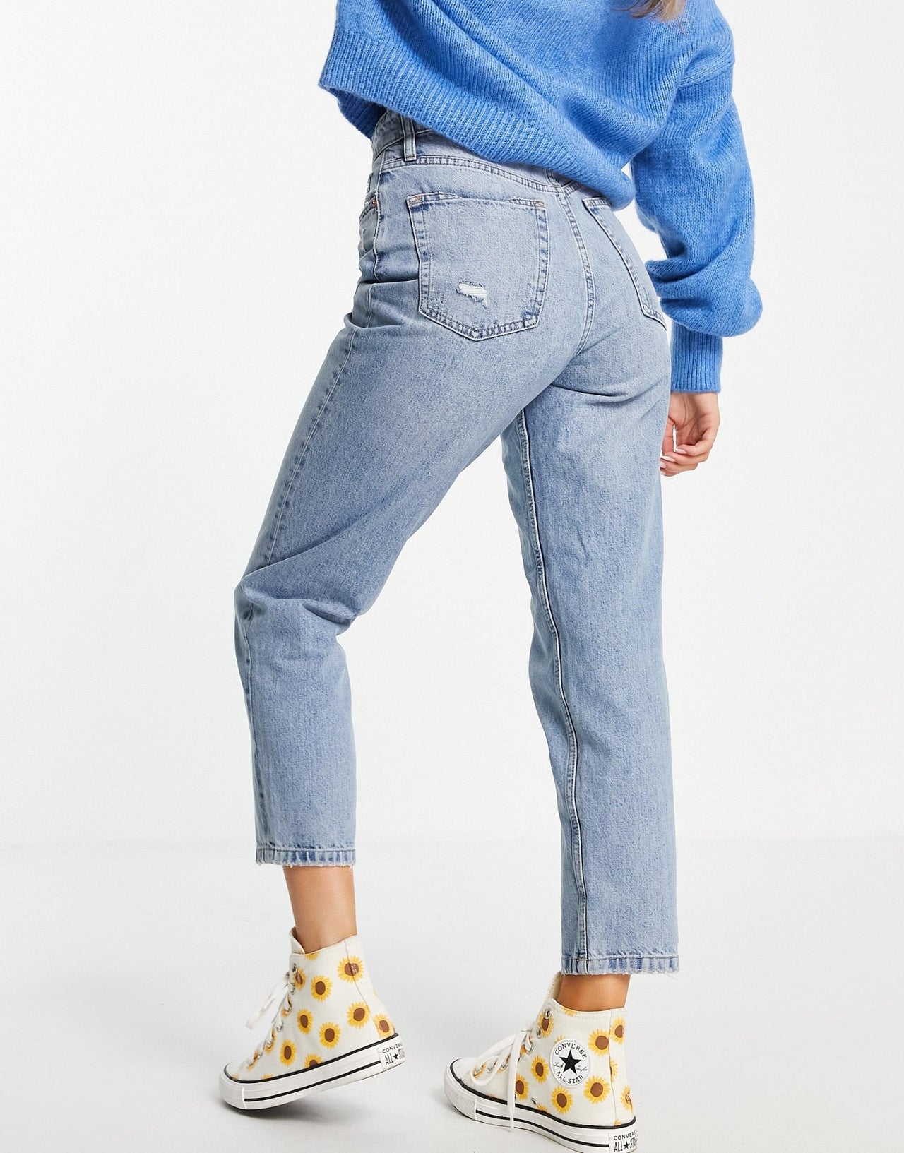 Pull&Bear high waisted mom jeans with hidden button front fastening in washed blue - ASOS Sample Sale