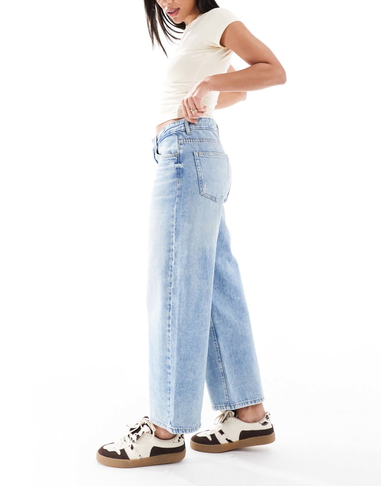 Pull&Bear mid rise cropped jean in light blue - ASOS Sample Sale