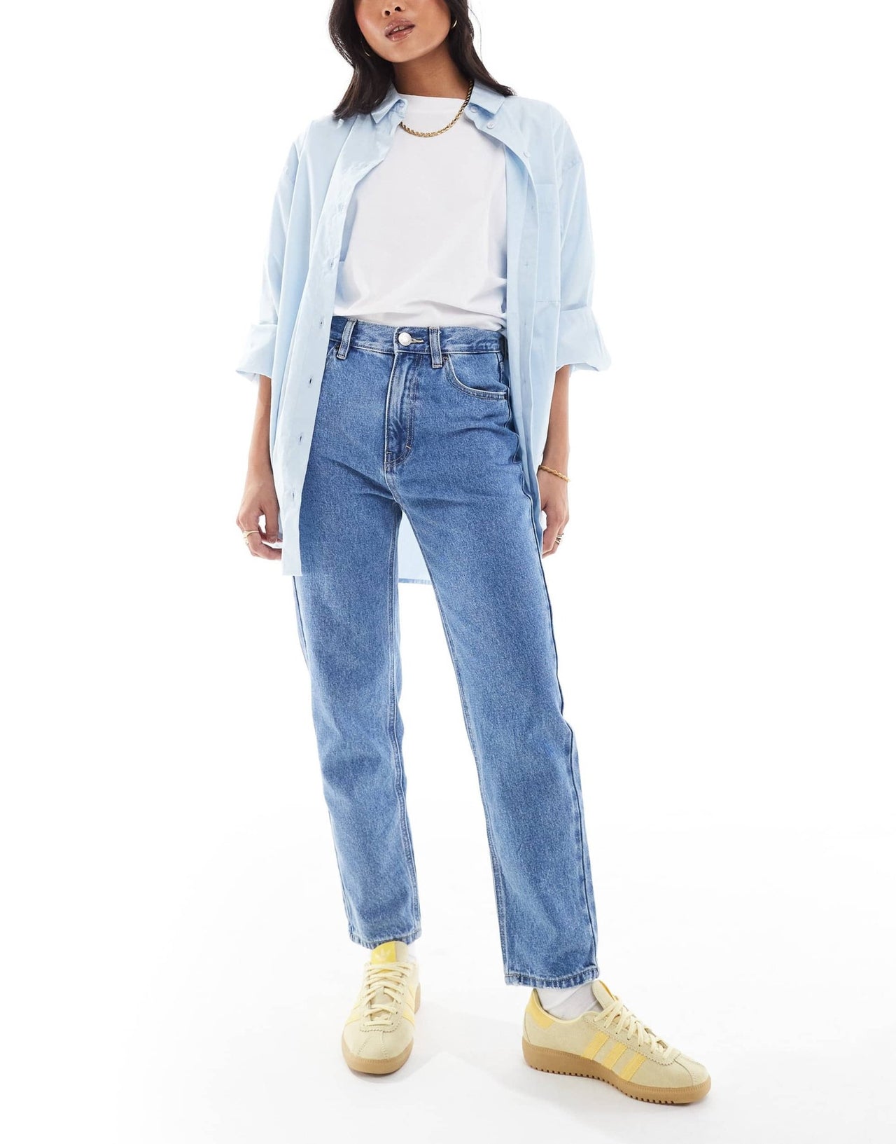 Pull&Bear Petite mom jeans in medium blue - ASOS Sample Sale