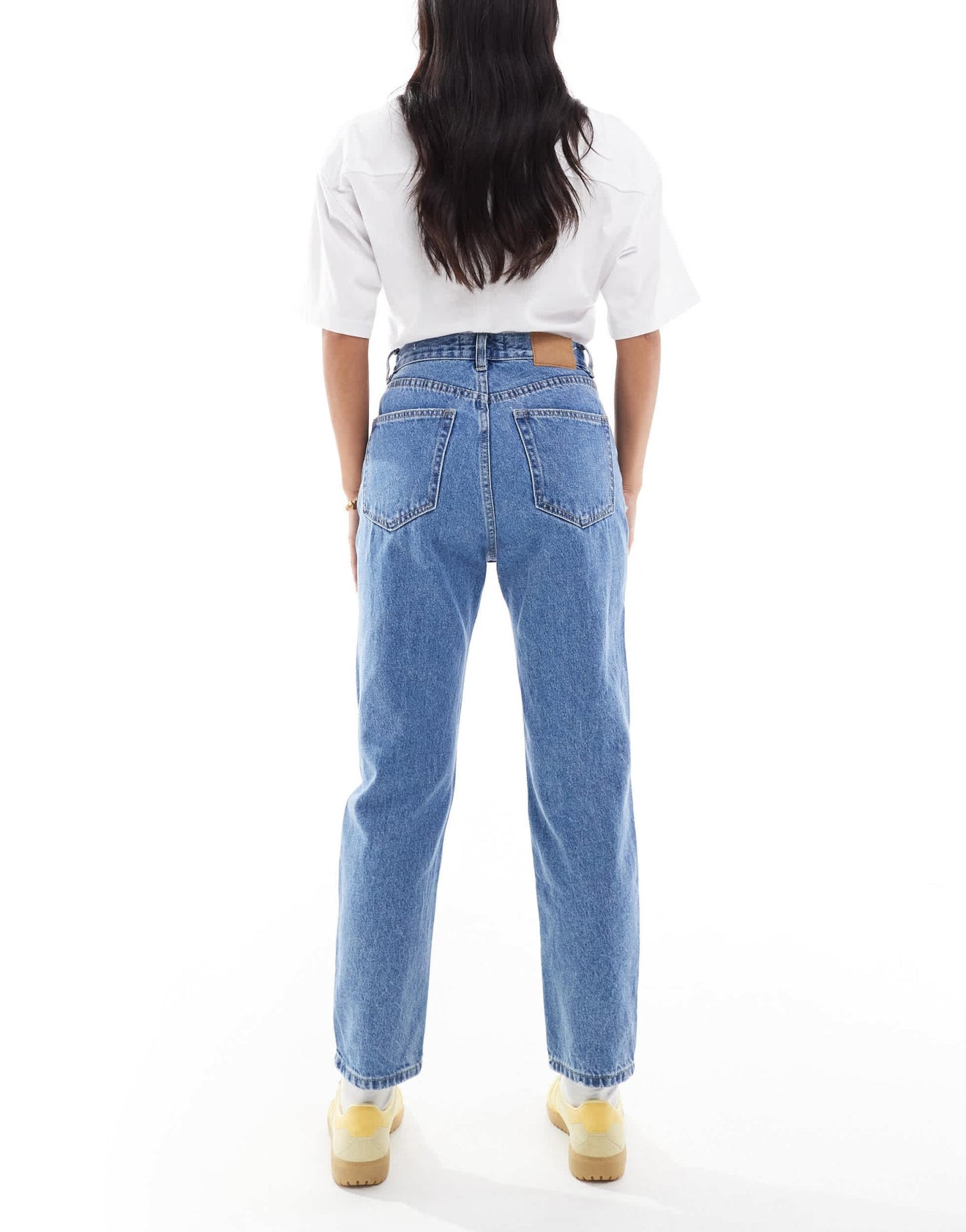 Pull&Bear Petite mom jeans in medium blue - ASOS Sample Sale
