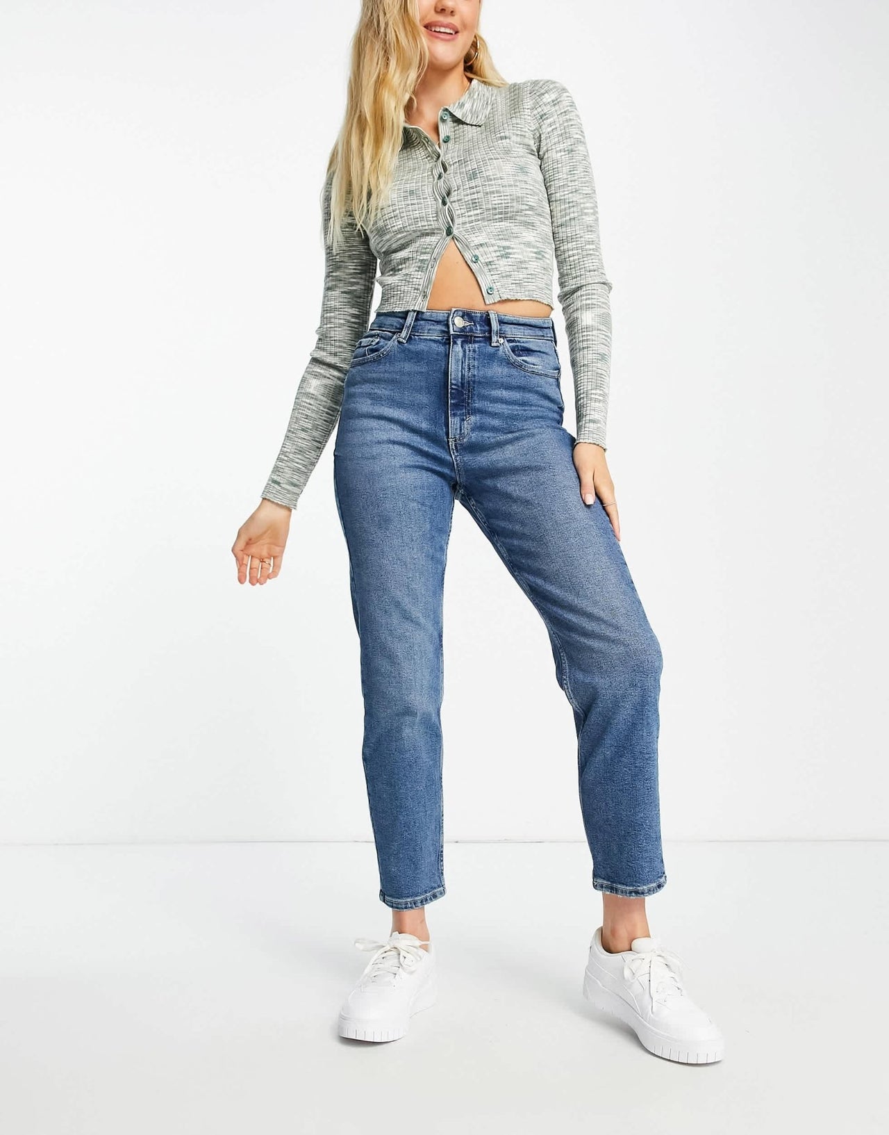 Pull&Bear slim mom jeans in mid blue - ASOS Sample Sale