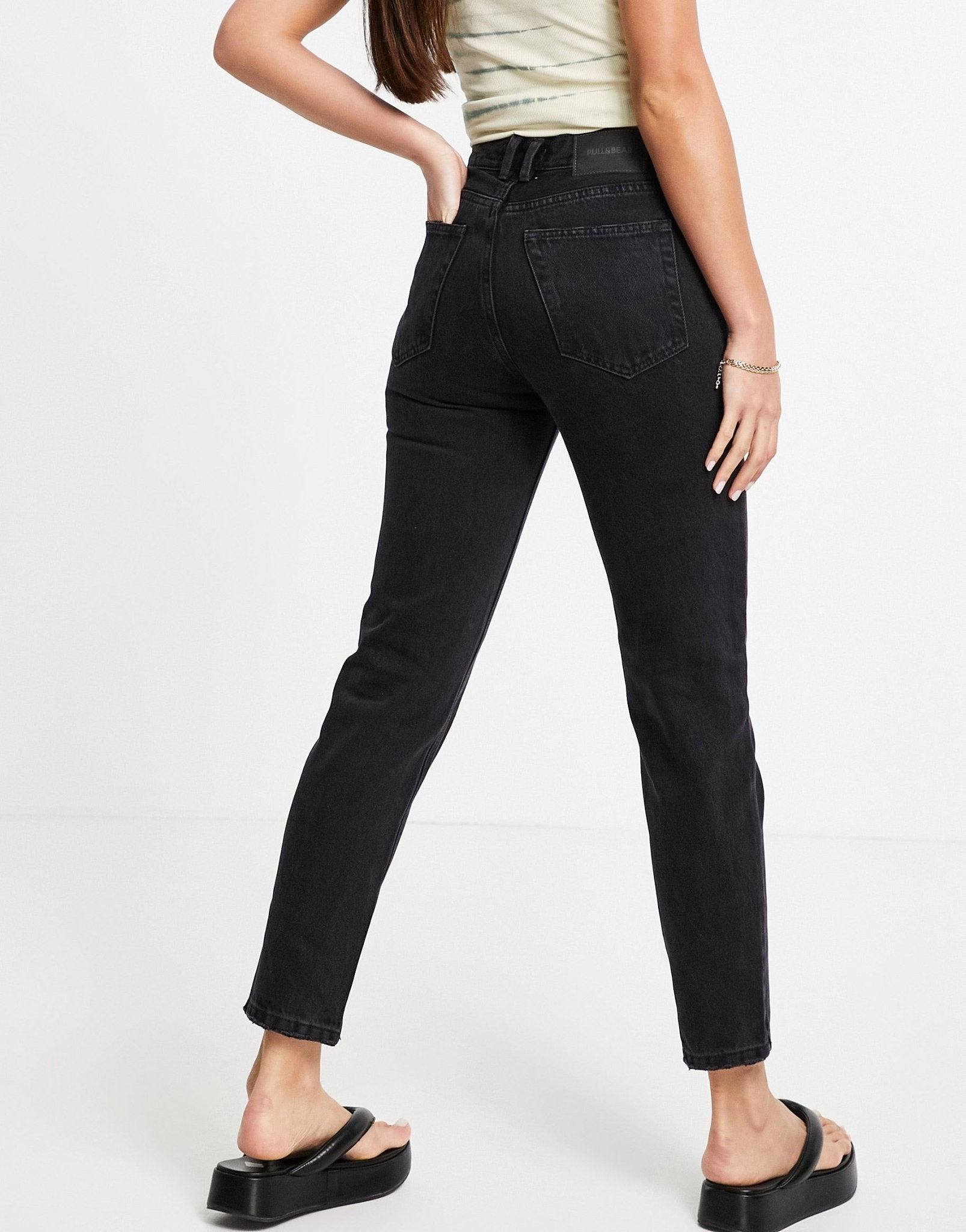 Pull&Bear Tall high waisted basic mom jean in black - ASOS Sample Sale