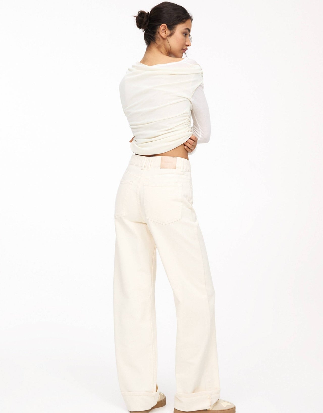 Pull&Bear turn up hem mid rise baggy jeans in ecru - ASOS Sample Sale