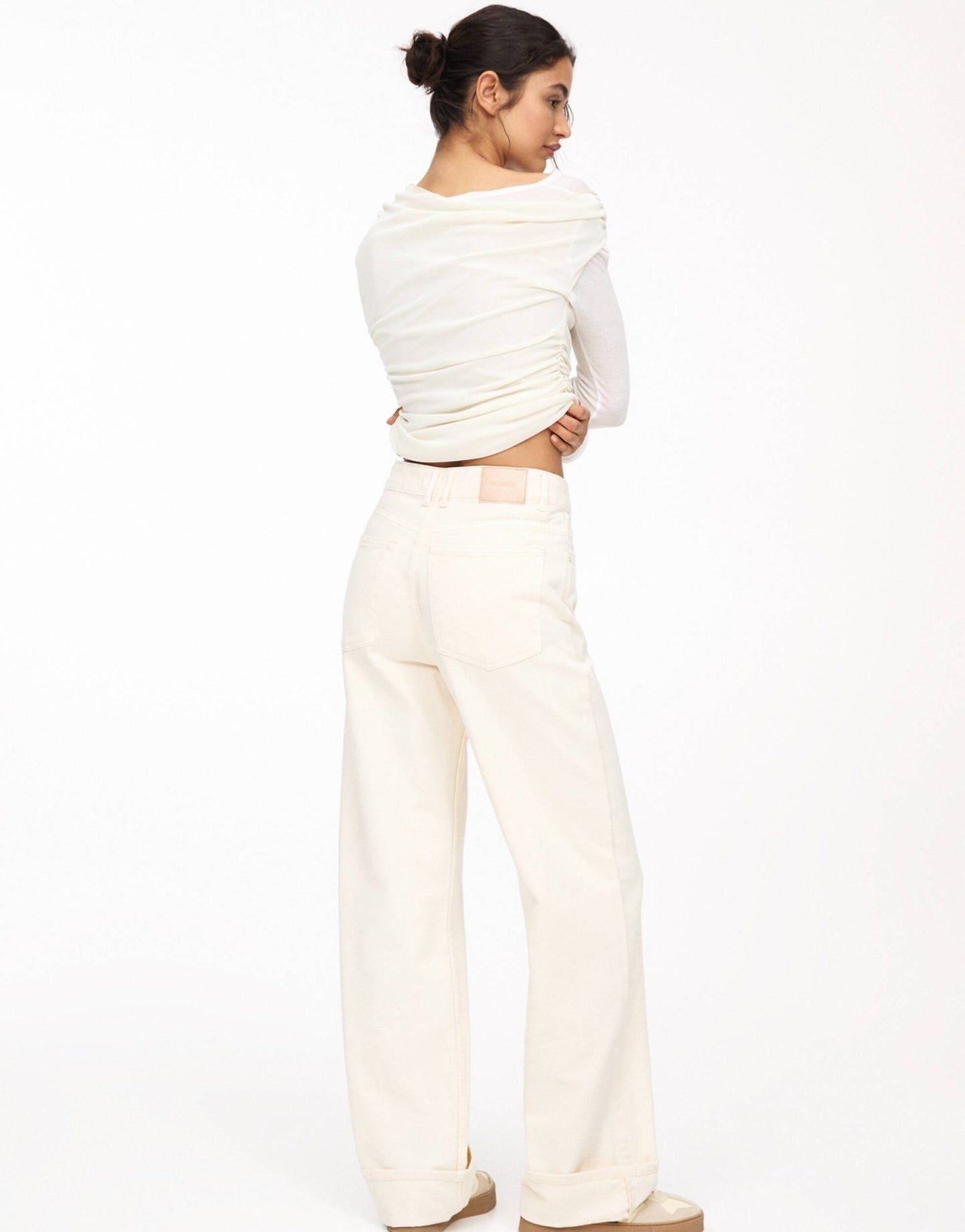 Pull&Bear turn up hem mid rise baggy jeans in ecru - ASOS Sample Sale