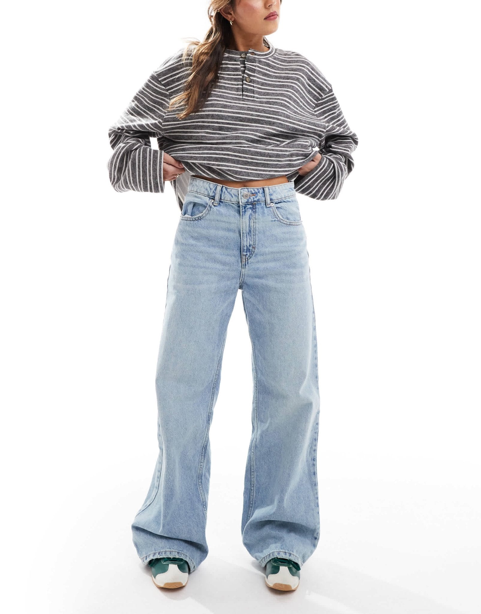 Pull&Bear wide leg jeans in light blue - ASOS Sample Sale