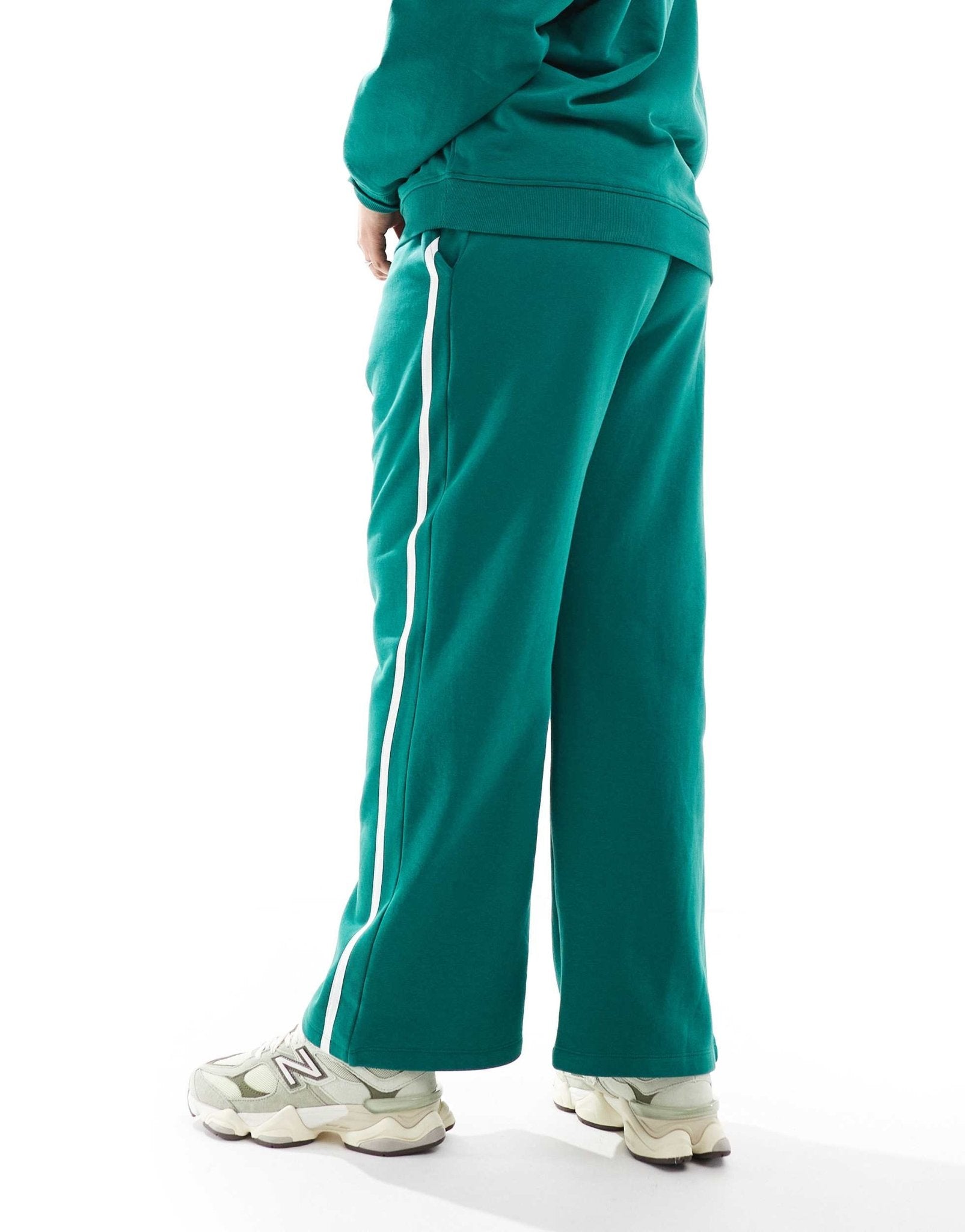 Renee Studio Plus exclusive wide leg side stripe contrast tie waist joggers co - ord in green - ASOS Sample Sale